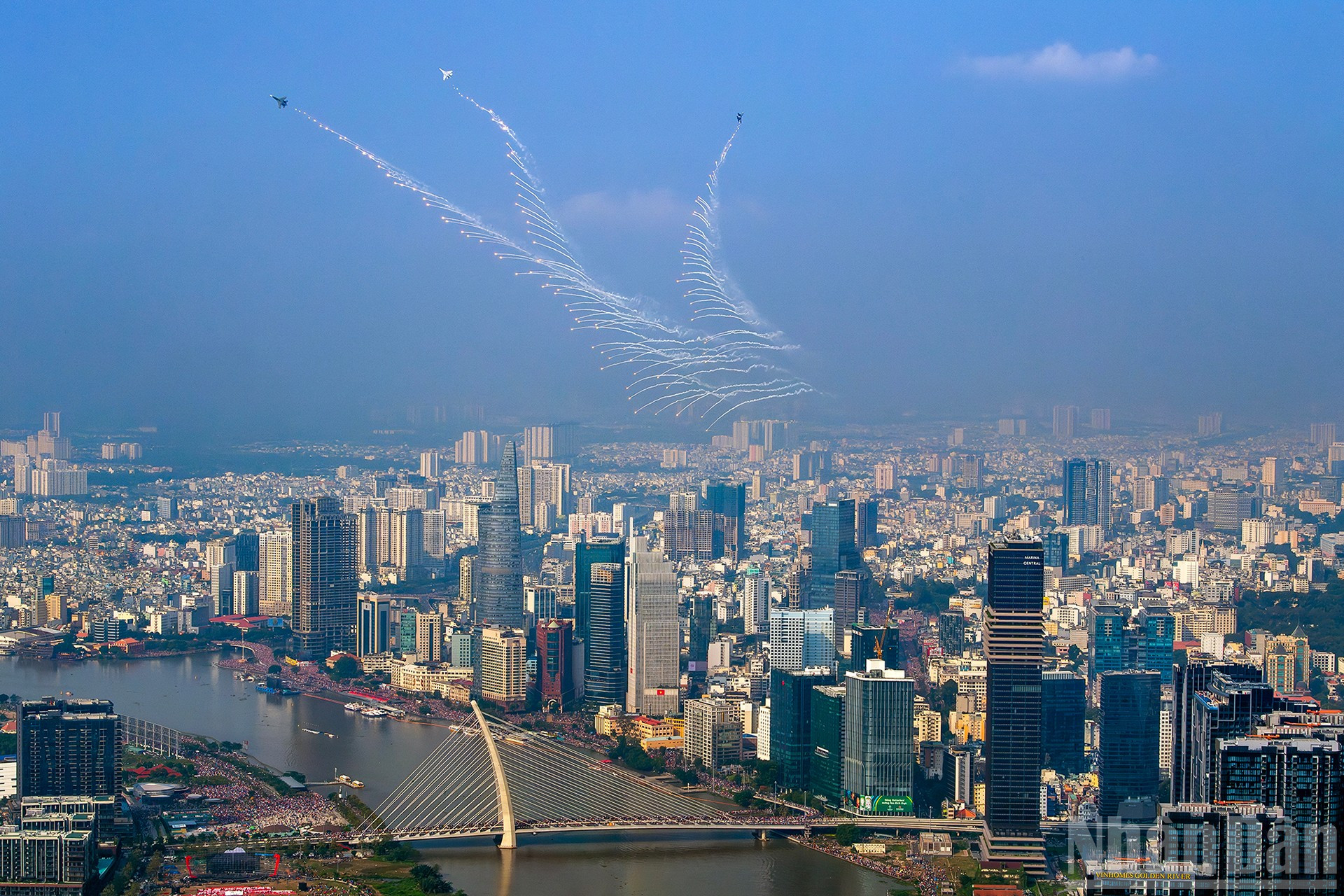 Tác phẩm: Vươn mình; Tác giả: Nguyễn Tiến Anh Tuấn (Hình ảnh biên đội 3 chiếc SU-30MK2 của không quân Việt Nam bay biểu diễn, thả đạn nhiễu rực sáng trên bầu trời Thành phố Hồ Chí Minh trong dịp Lễ kỷ niệm 50 năm Ngày Giải phóng miền nam, thống nhất đất nước, như thể hiện một sức sống mạnh mẽ của dân tộc, khẳng định chủ quyền với bầu trời tự do, sự vươn mình trong kỷ nguyên mới của thành phố mang tên Bác nói riêng và Việt Nam nói chung). 