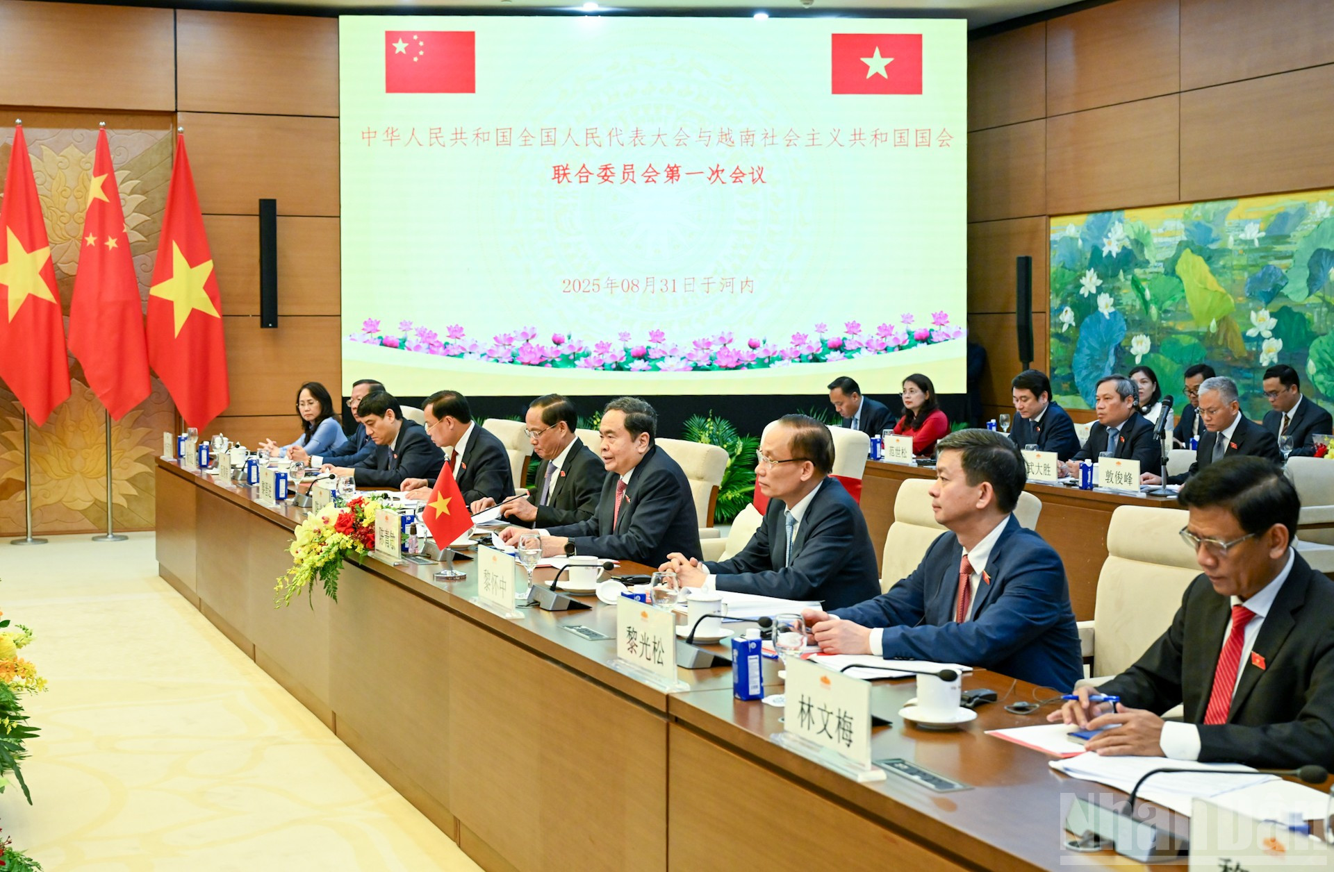 Președintele Adunării Naționale, Tran Thanh Man, și deputații Adunării Naționale vietnameze participă la întâlnire. ndo_br_1-8312.jpg