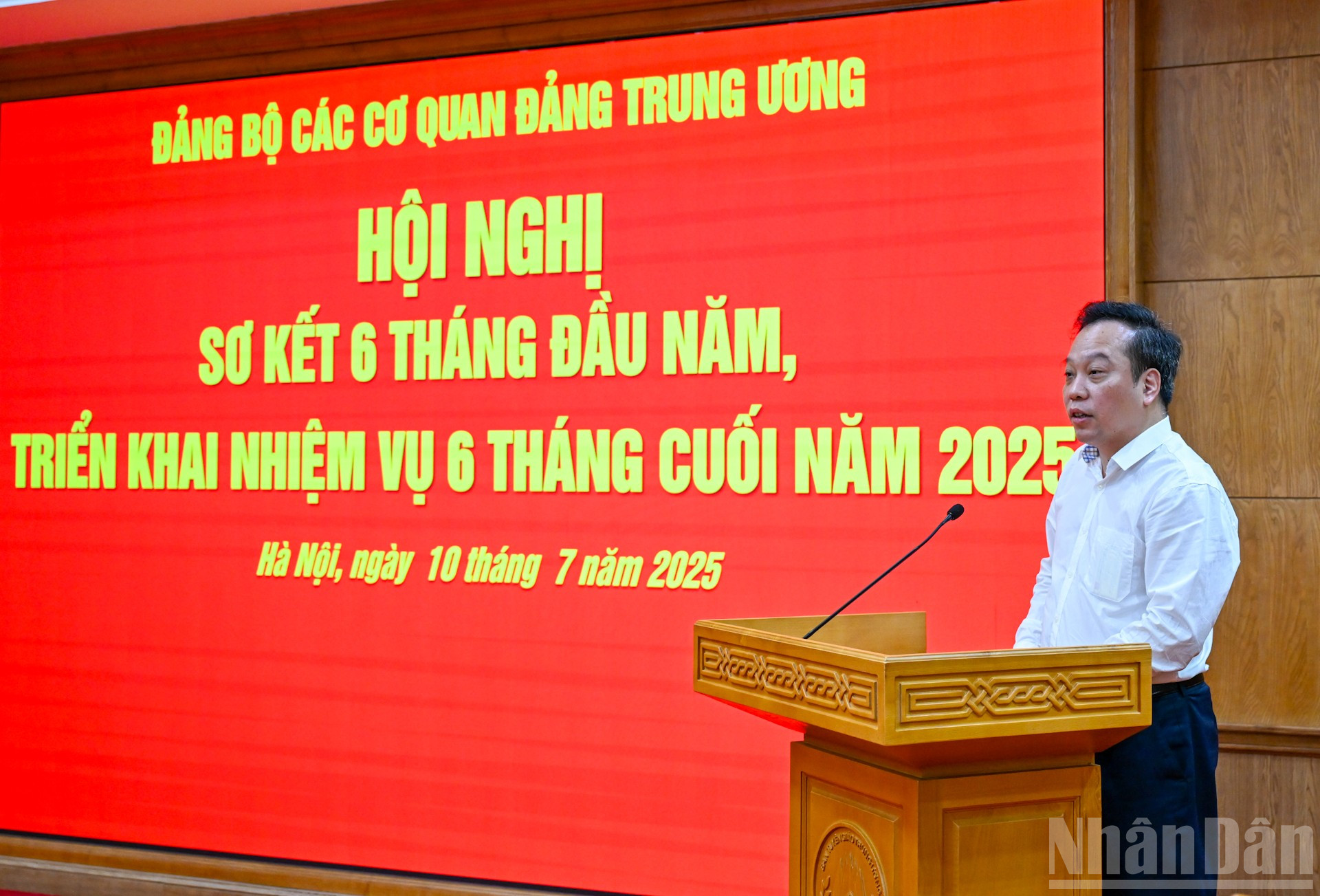 Phó Bí thư Đảng ủy các cơ quan Đảng Trung ương Đỗ Việt Hà trình bày báo cáo tại hội nghị. ndo_br_3-2048.jpg