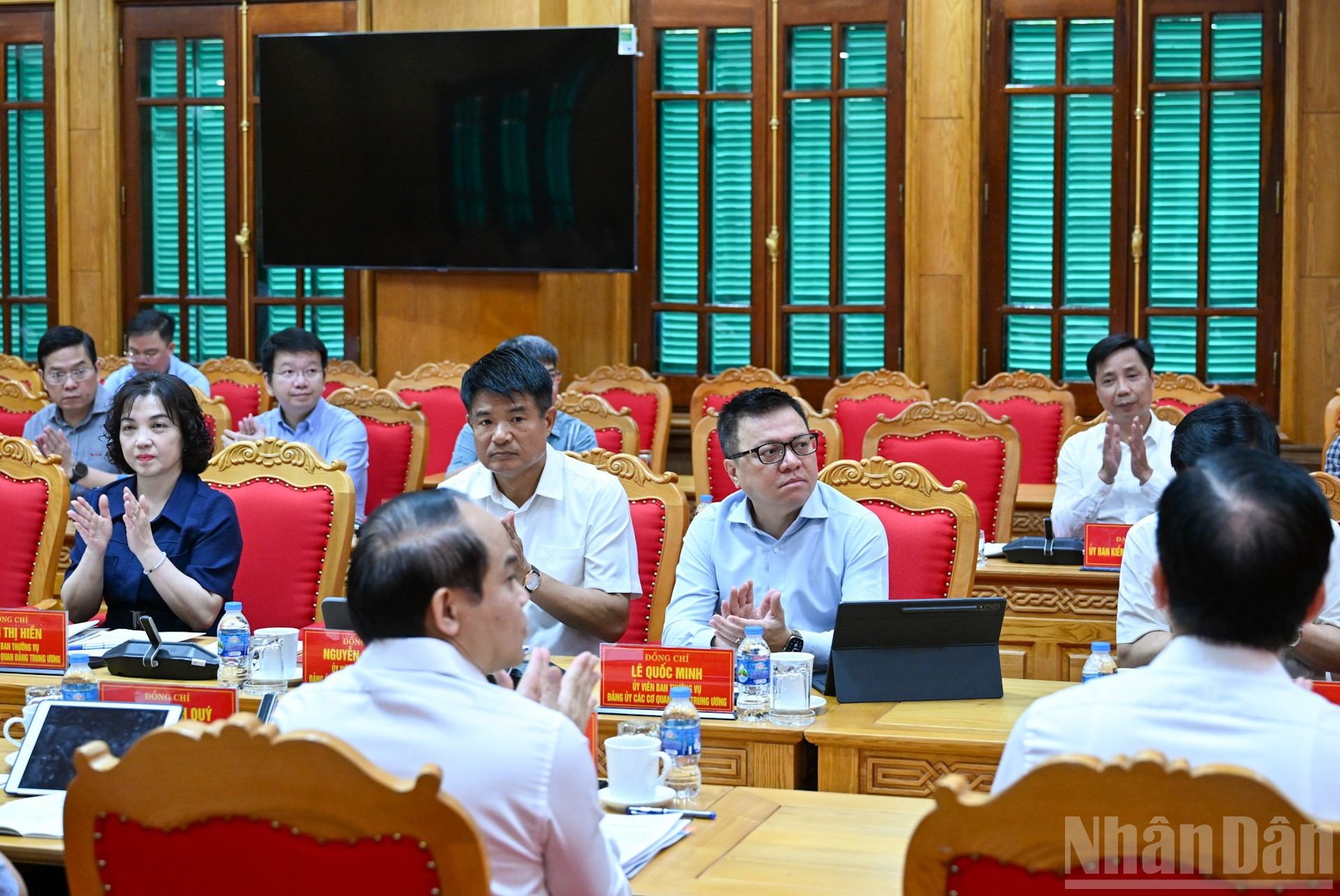 Các đồng chí Ủy viên Ban Thường vụ và các đại biểu dự hội nghị. ndo_br_2-2041.jpg