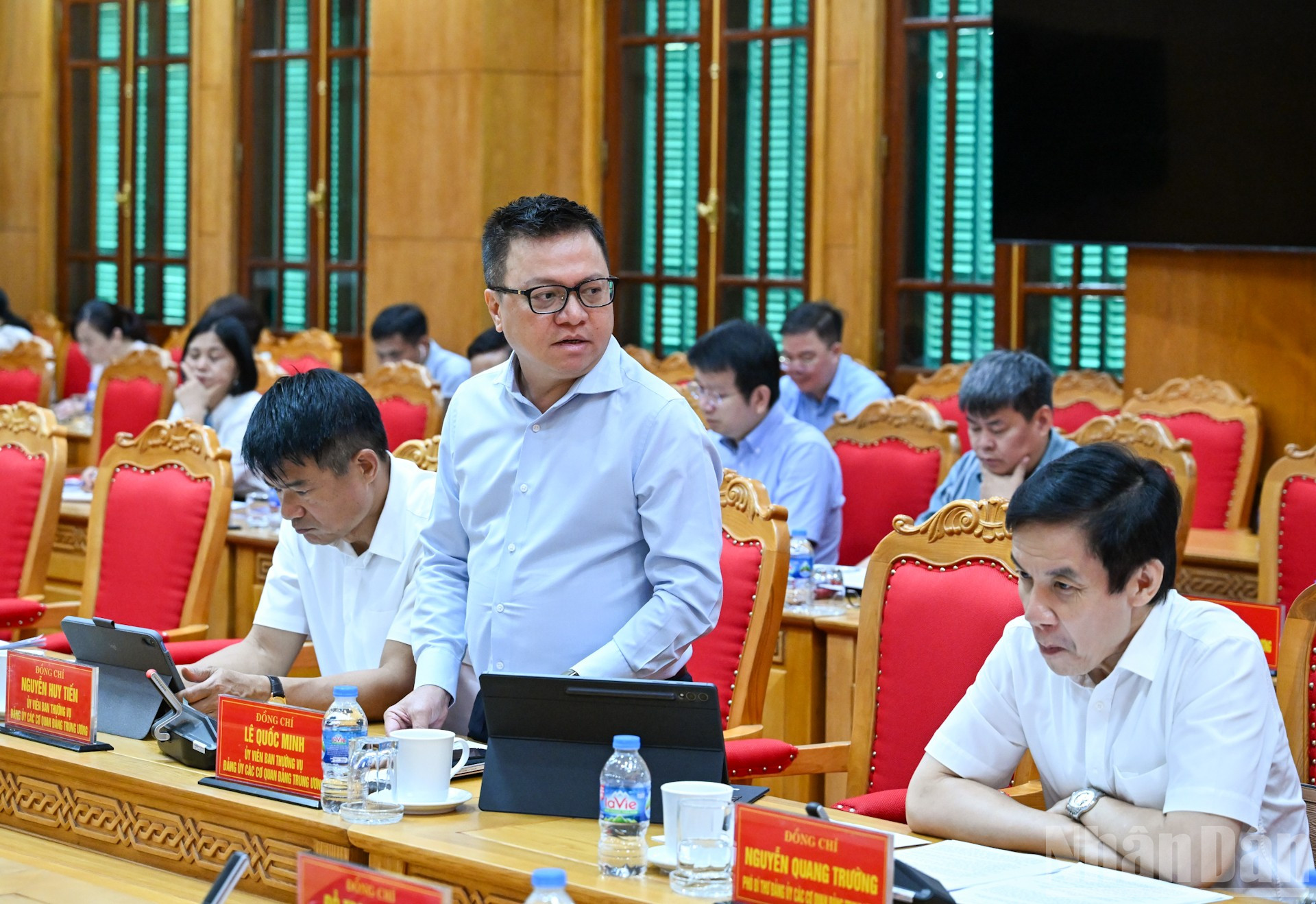 Đồng chí Lê Quốc Minh, Tổng Biên tập Báo Nhân Dân, Ủy viên Ban Thường vụ Đảng ủy các cơ quan Đảng Trung ương phát biểu ý kiến. ndo_br_6-2131.jpg