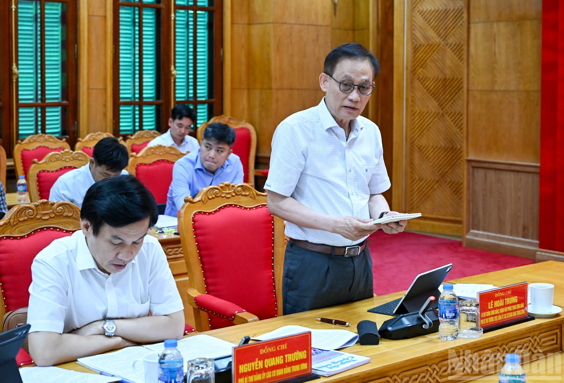 Đồng chí Lê Hoài Trung, Bí thư Trung ương Đảng, Chánh Văn phòng Trung ương Đảng, Phó Bí thư Thường trực Đảng ủy các cơ quan Đảng Trung ương phát biểu ý kiến. ndo_br_4-2079.jpg