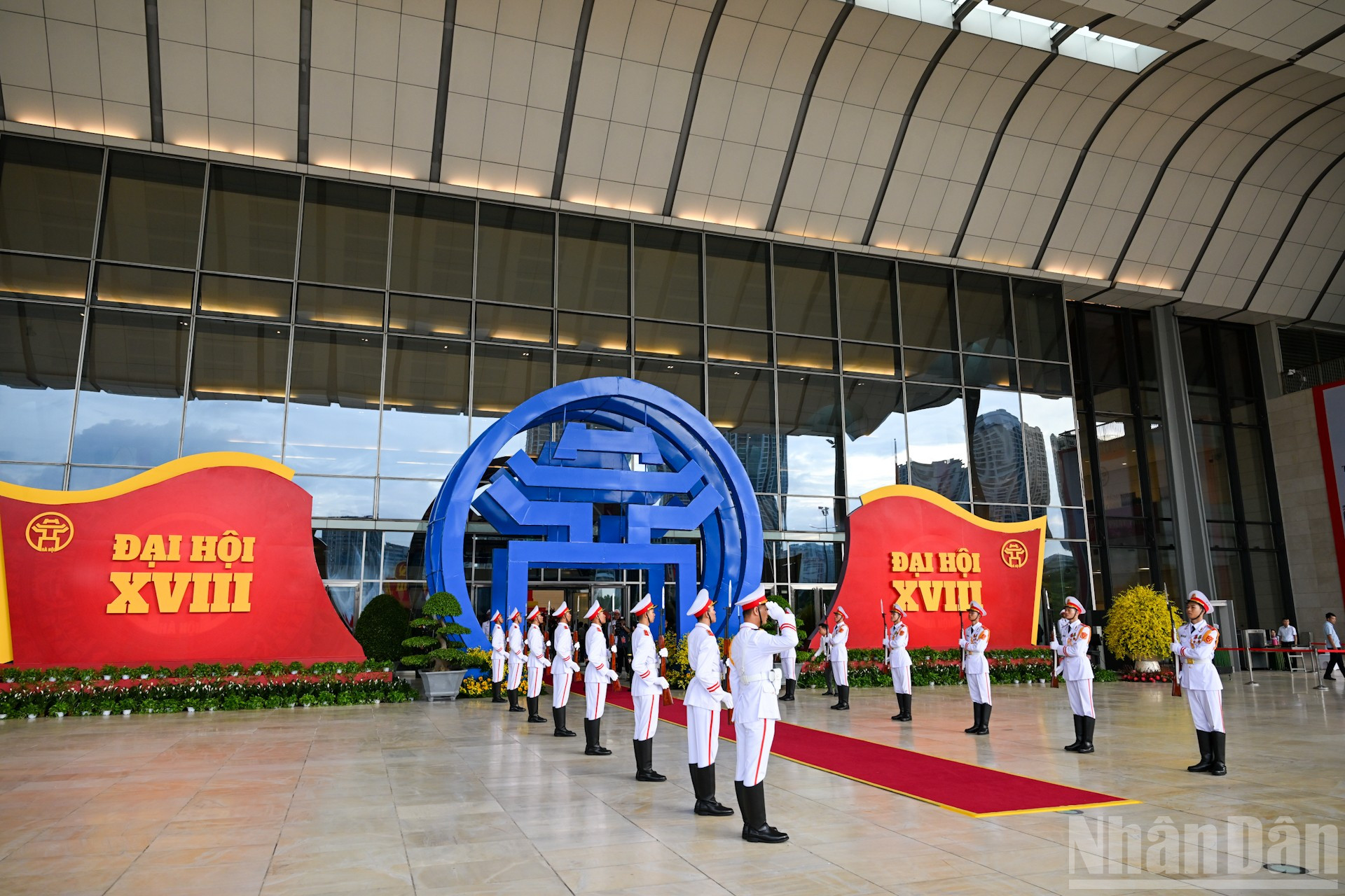 Le XVIIIe Congrès du Parti communiste de Hanoï, qui se tient du 15 au 17 octobre au Centre national des congrès, est un événement politique important pour le Comité du Parti, le gouvernement, les forces armées et la population de la capitale. (Photo : DUY LINH) ndo_br_1-0314.jpg