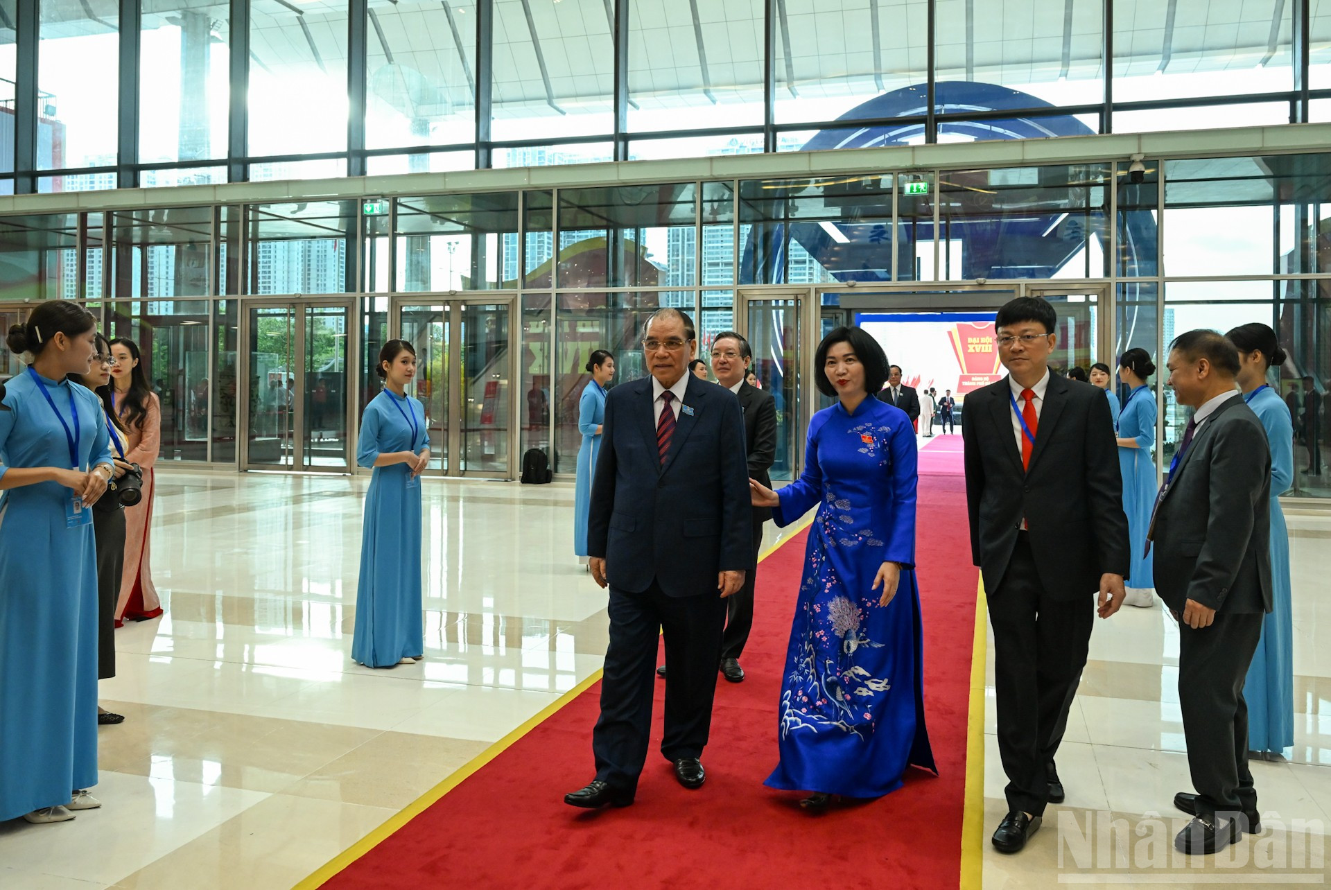 L'ancien secrétaire général Nong Duc Manh assiste au XVIIIe Congrès du Parti communiste de Hanoï. (Photo : Duy Linh) ndo_br_5-0386.jpg