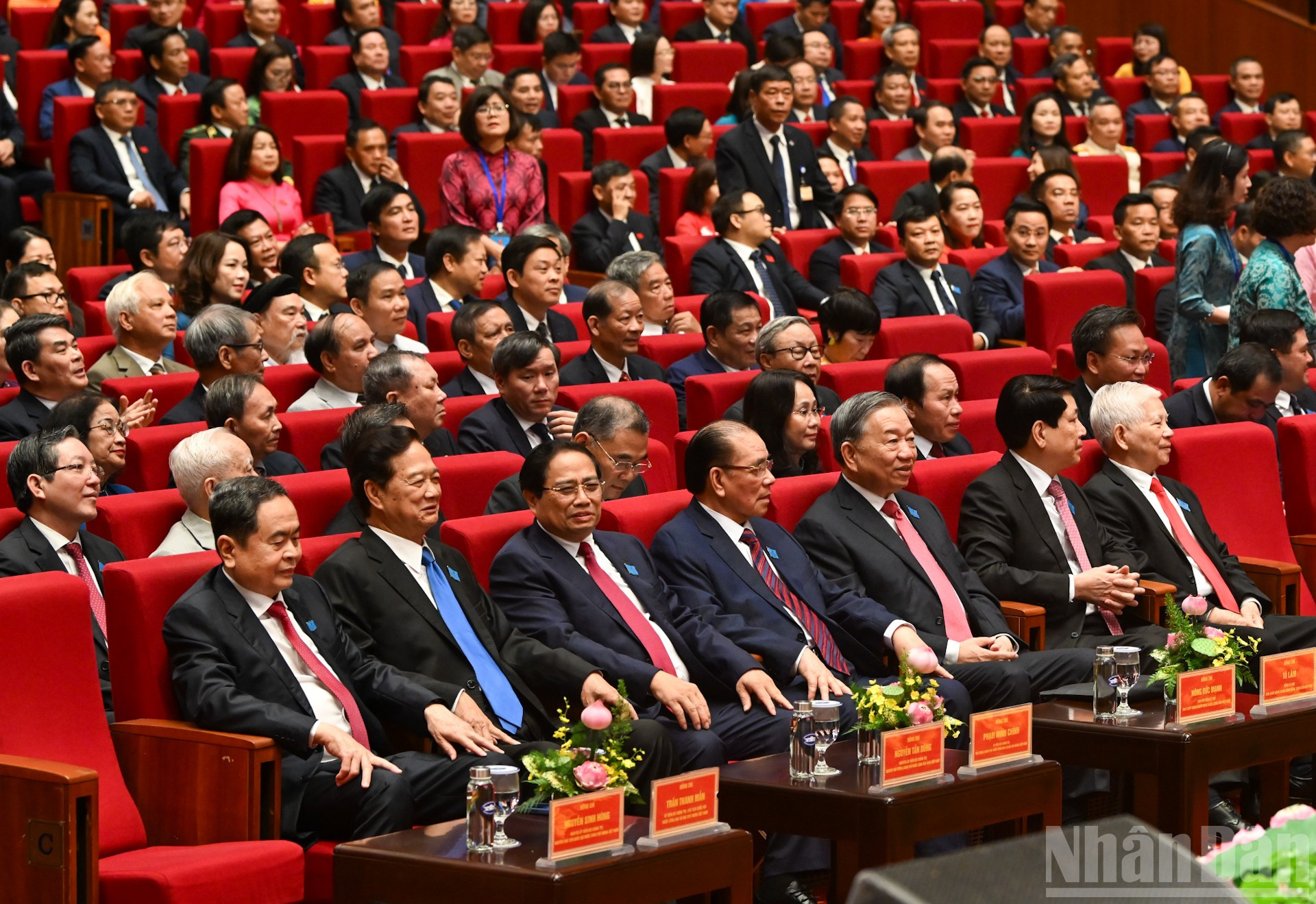 Dirigeants et anciens dirigeants du Parti et de l'État présents au Congrès. (Photo : THUY NGUYEN) ndo_br_bnd-0475.jpg
