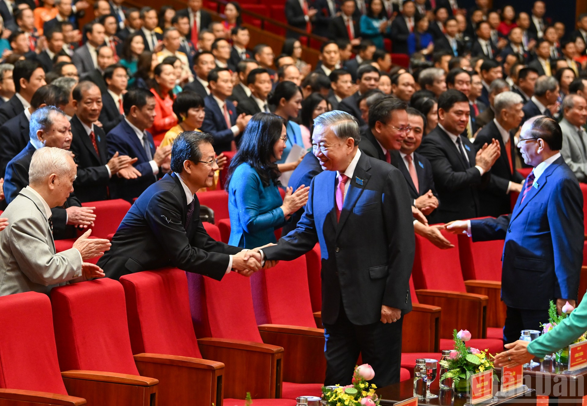 Le secrétaire général To Lam avec les délégués présents au Congrès. (Photo : Thuy Nguyen) ndo_br_10-0464.jpg