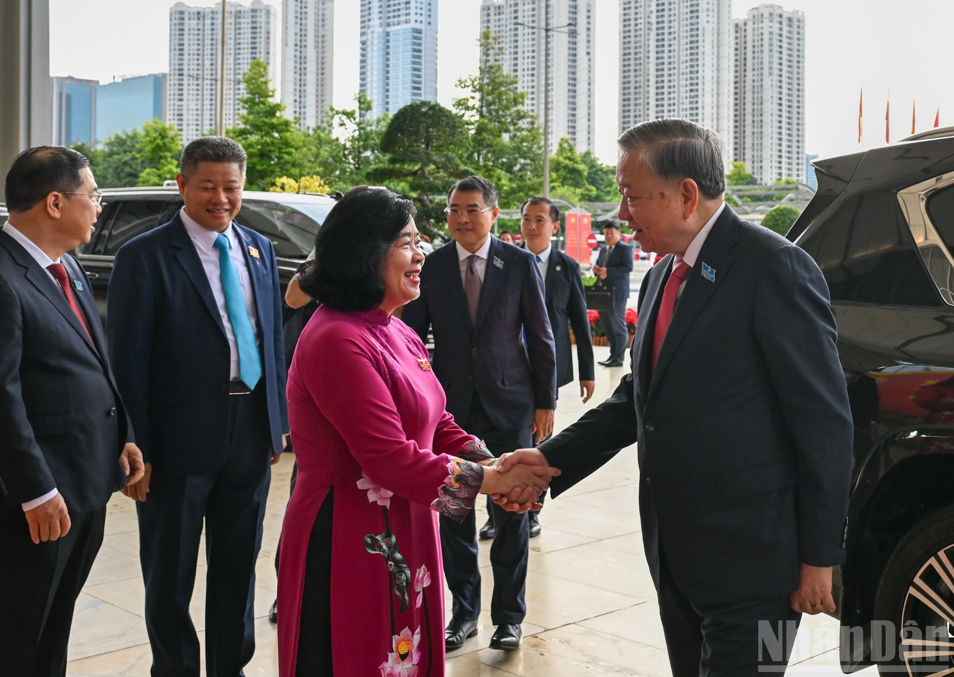 La secrétaire du Parti de Hanoï, Bui Thi Minh Hoai, accueille le secrétaire général To Lam. (Photo : DUY LINH) ndo_br_2-0328.jpg