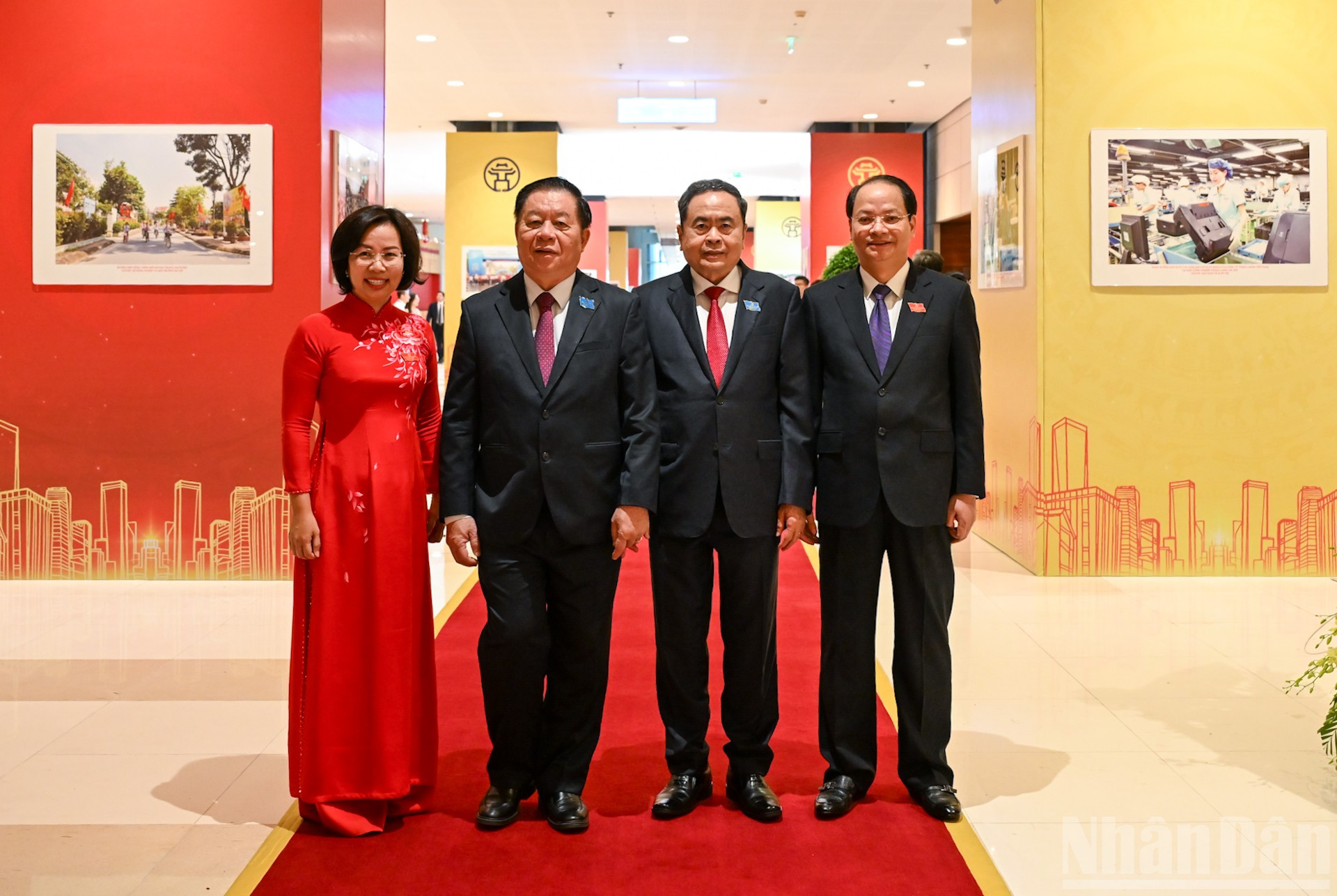 Le président de l'Assemblée nationale, Tran Thanh Man, en compagnie des délégués présents au Congrès. (Photo : Duy Linh) ndo_br_8-0442.jpg