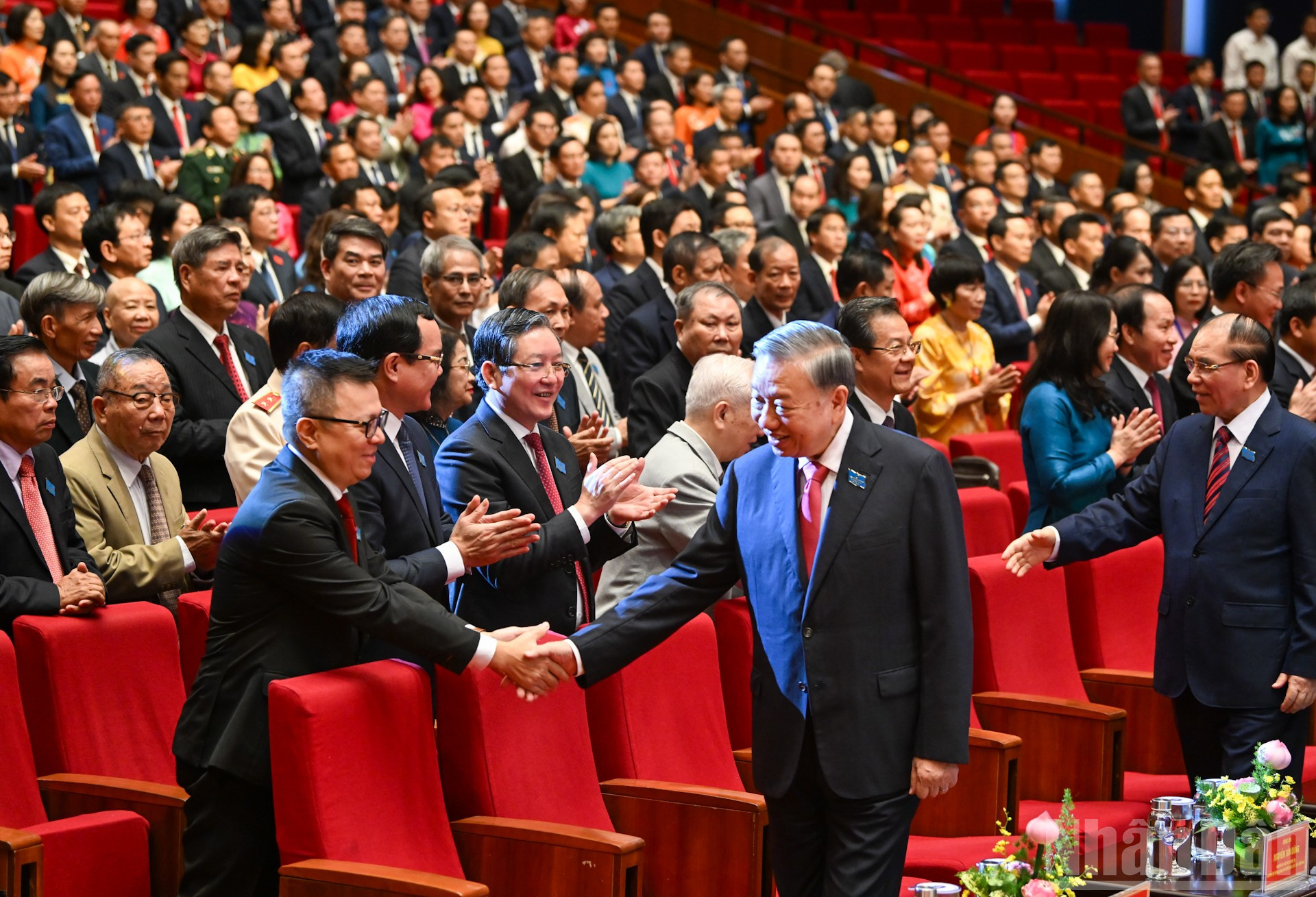 Le secrétaire général To Lam avec les délégués présents au Congrès. (Photo : Duy Linh) ndo_br_11-0472.jpg