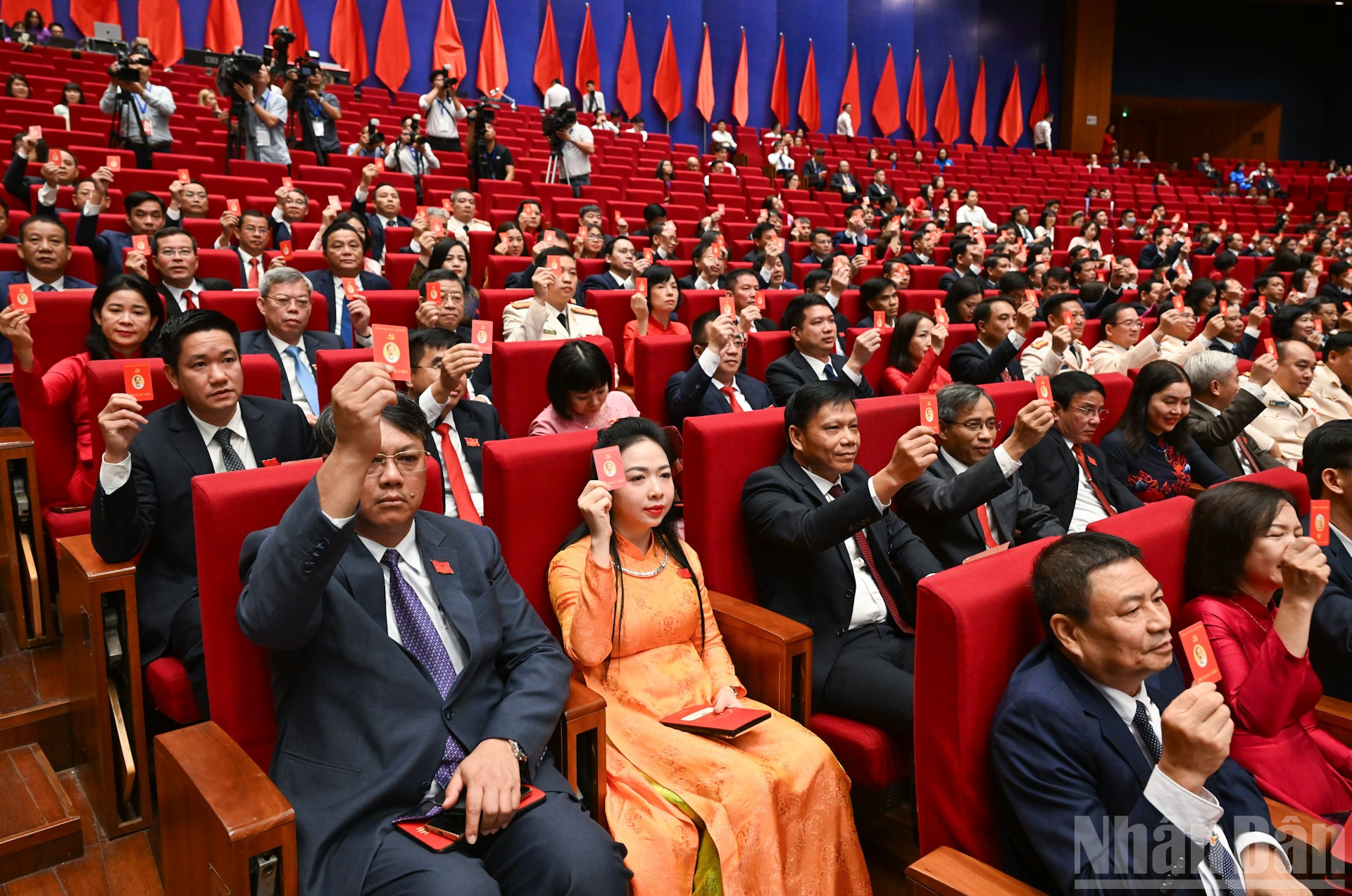Các đại biểu biểu quyết thông qua Báo cáo thẩm tra tư cách đại biểu. (Ảnh: DUY LINH) ndo_br_bnd-0495.jpg