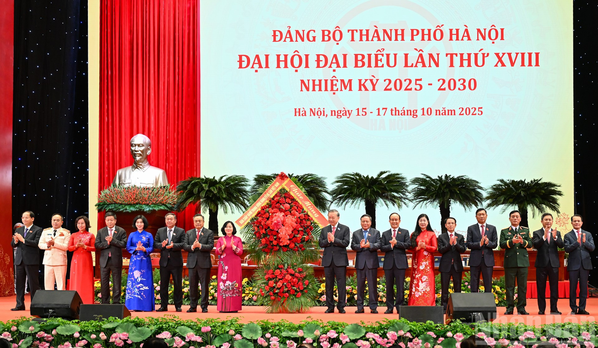 Tổng Bí thư Tô Lâm tặng hoa chúc mừng Đại hội. (Ảnh: DUY LINH) ndo_br_bnd-0760.jpg