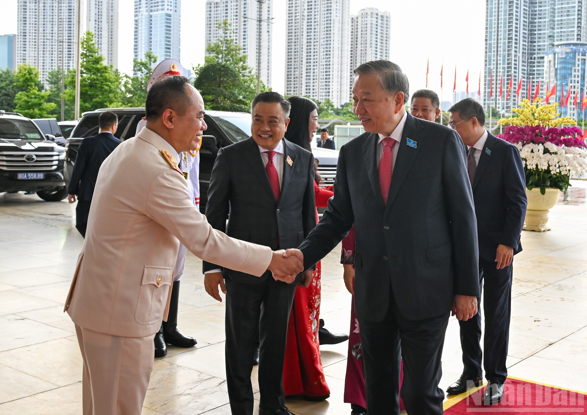 Le secrétaire général To Lam avec les dirigeants de la ville de Hanoï. (Photo : Duy Linh) ndo_br_3-0345.jpg
