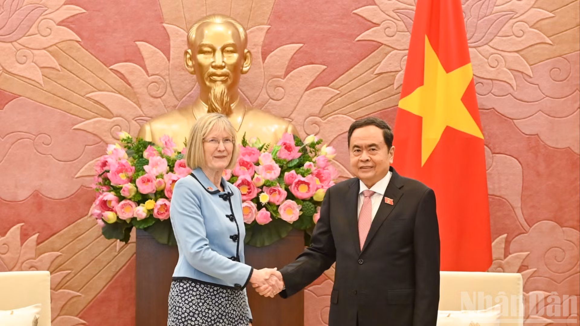 Chủ tịch Quốc hội Trần Thanh Mẫn và Đại sứ Australia Gillian Bird.