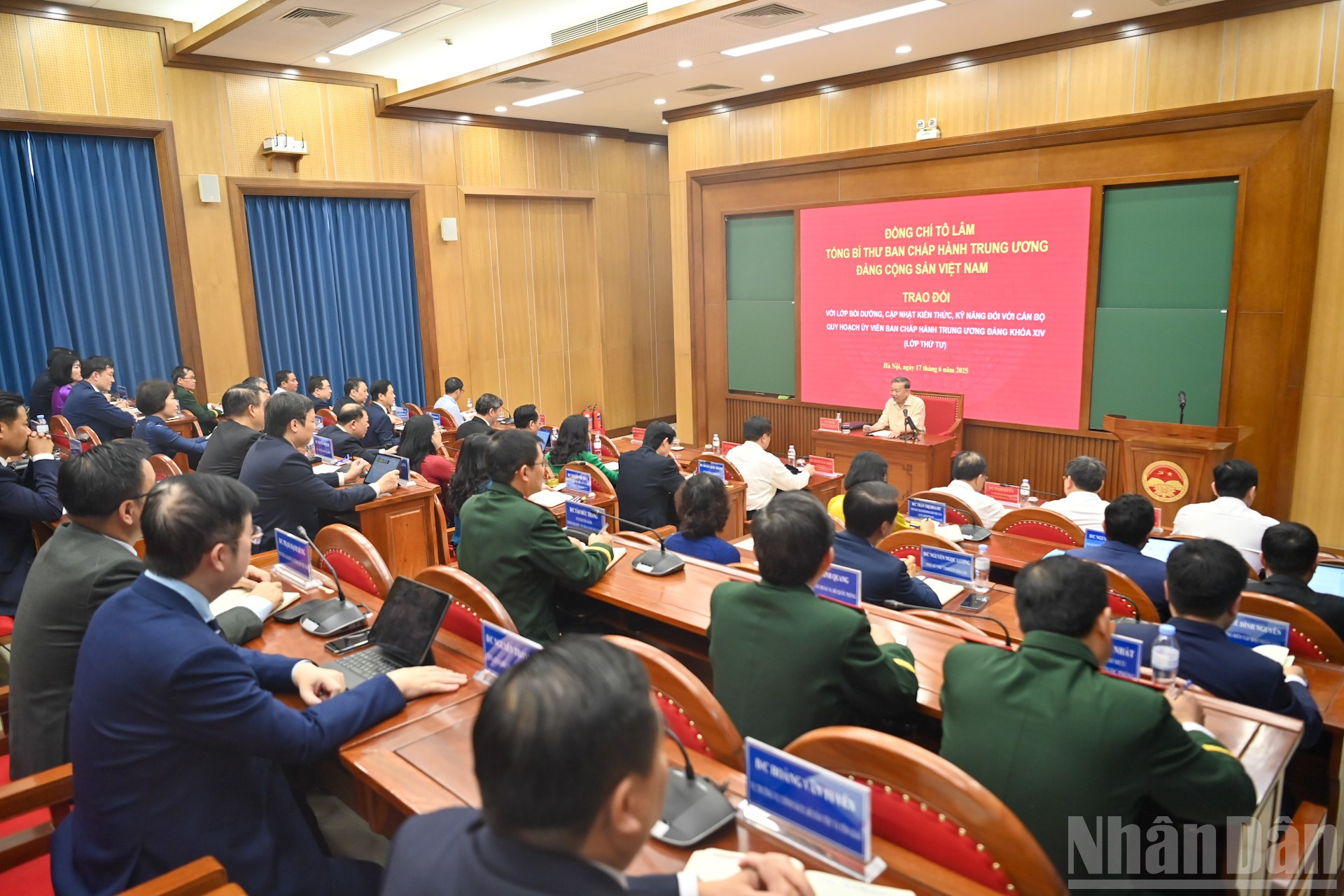 Quang cảnh buổi trao đổi. ndo_br_11-7713.jpg