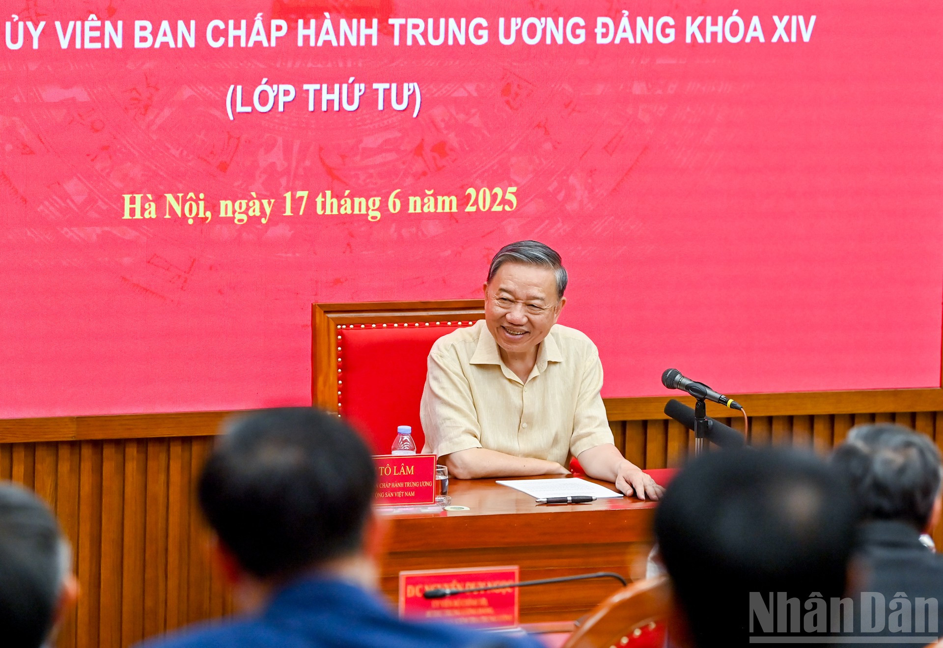 Tổng Bí thư Tô Lâm trao đổi với các học viên. ndo_br_6-7735.jpg