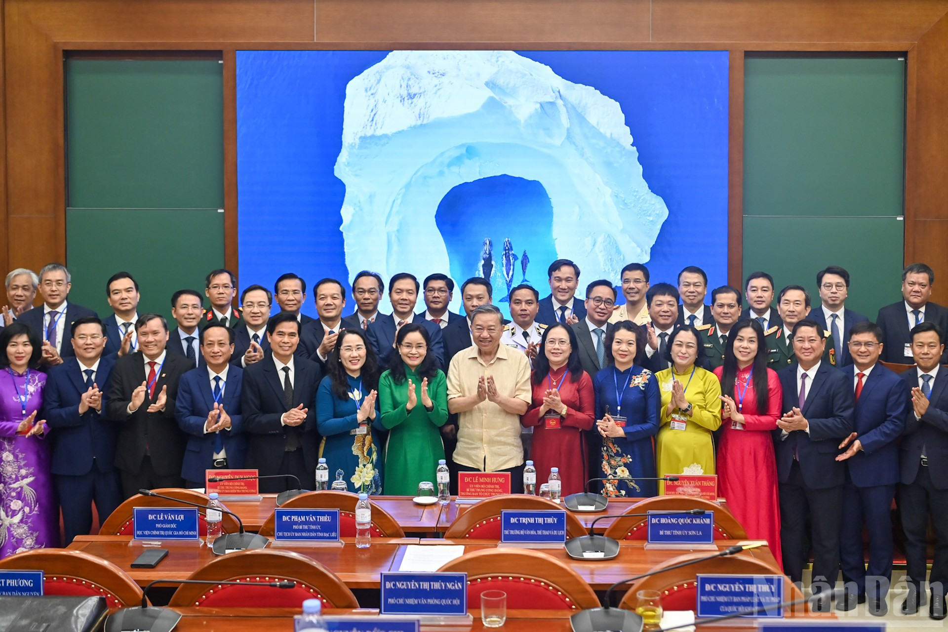 Tổng Bí thư Tô Lâm với các học viên Lớp bồi dưỡng, cập nhật kiến thức, kỹ năng đối với cán bộ quy hoạch Ủy viên Ban Chấp hành Trung ương Đảng khóa XIV (lớp thứ 4). ndo_br_12-7816.jpg