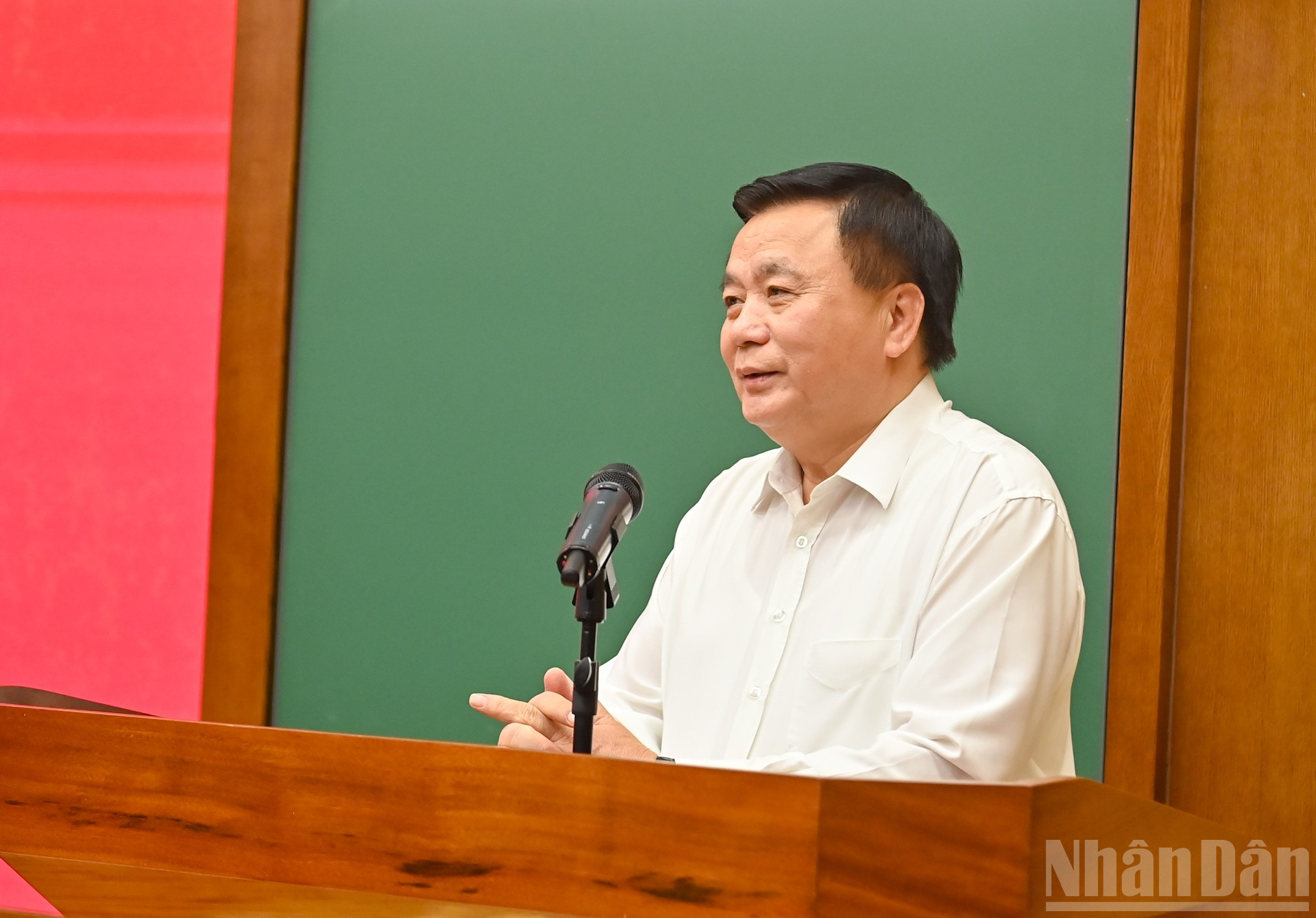Đồng chí Nguyễn Xuân Thắng, Ủy viên Bộ Chính trị, Giám đốc Học viện Chính trị Quốc gia Hồ Chí Minh, Chủ tịch Hội đồng Lý luận Trung ương, Phó Trưởng ban Thường trực Ban Chỉ đạo lớp học phát biểu mở đầu buổi trao đổi. ndo_br_4-7692.jpg