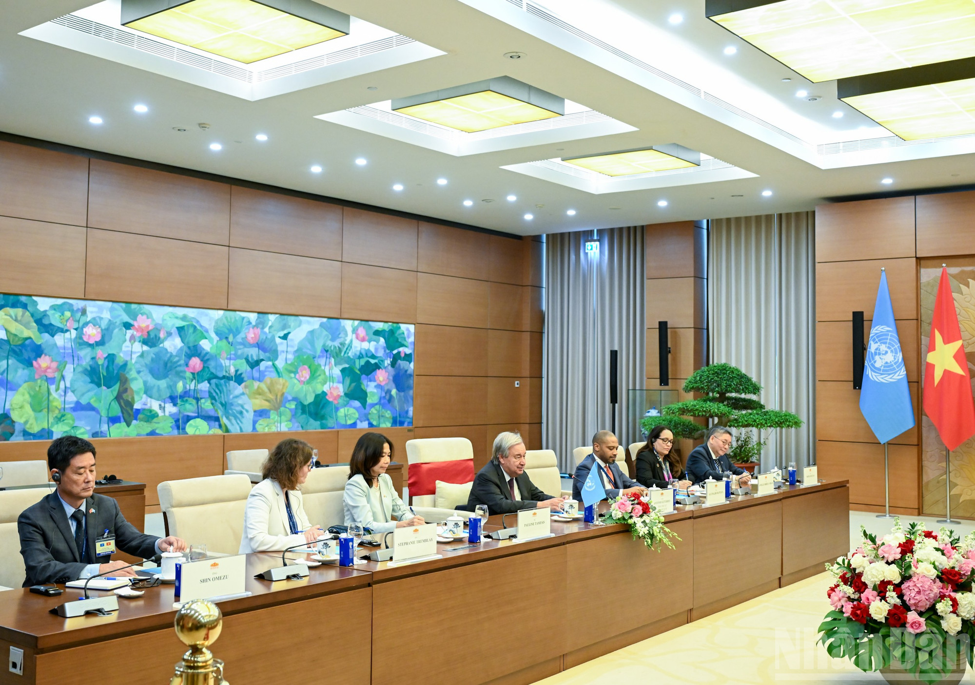 Tổng Thư ký Liên hợp quốc Antonio Guterres và các đại biểu tại cuộc tiếp. (Ảnh: DUY LINH) ndo_br_bnd-2448.jpg