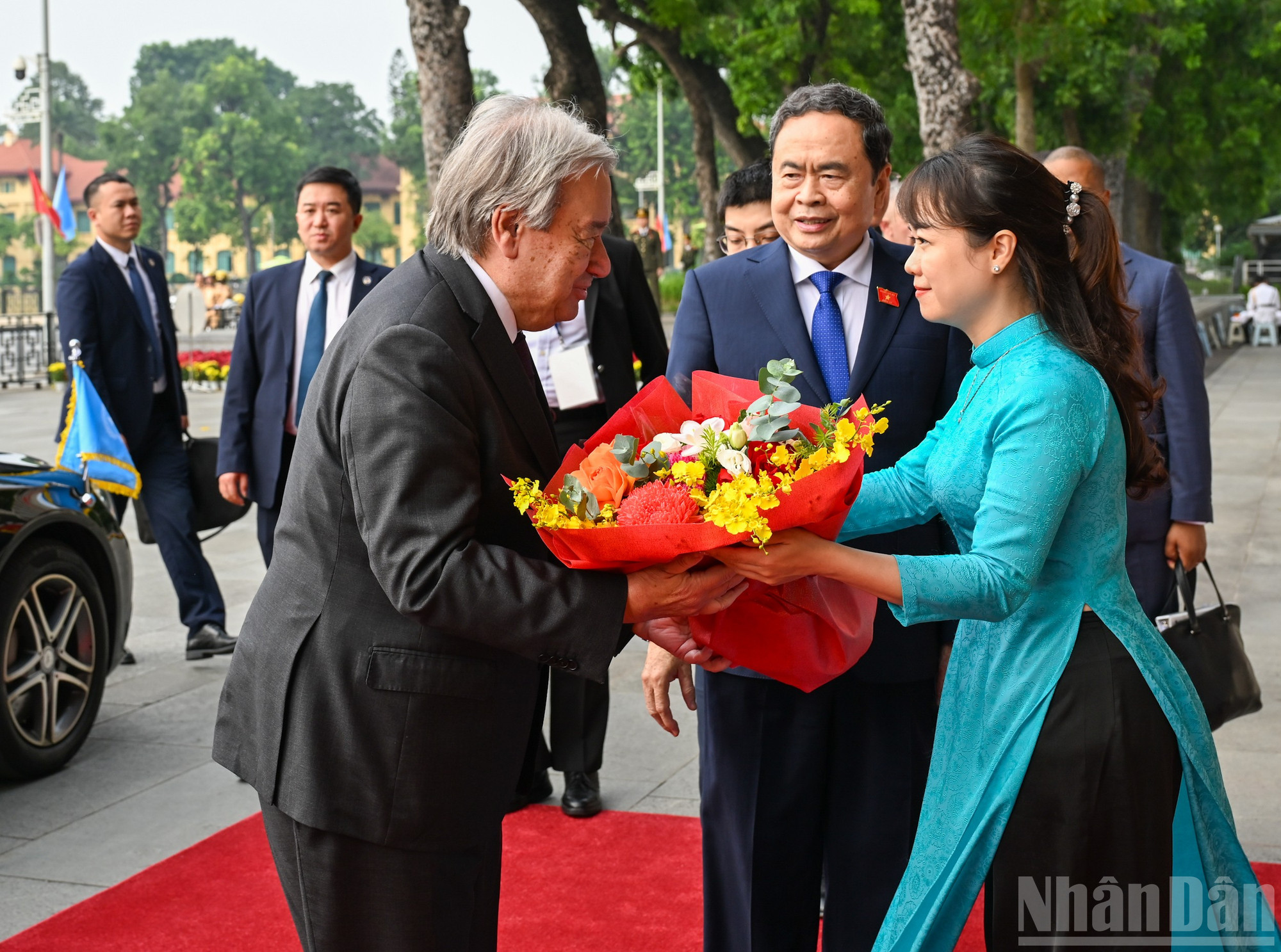 Nhân viên Văn phòng Quốc hội tặng hoa chào mừng Tổng Thư ký Liên hợp quốc Antonio Guterres. (Ảnh: DUY LINH) ndo_br_bnd-2326.jpg