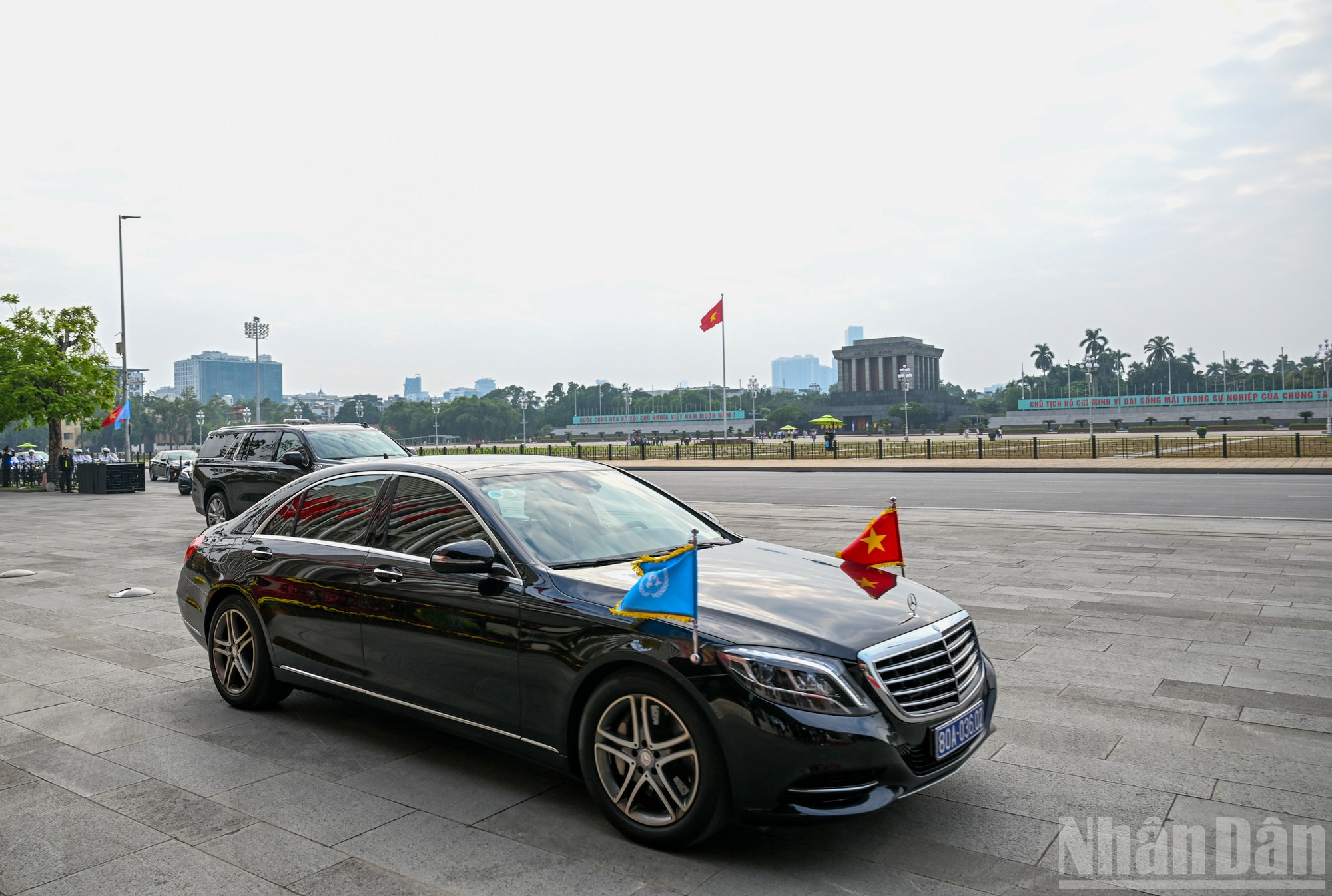 Đoàn xe chở Tổng Thư ký Liên hợp quốc Antonio Guterres trên đường Độc Lập đến Nhà Quốc hội. (Ảnh: DUY LINH) ndo_br_bnd-2303.jpg
