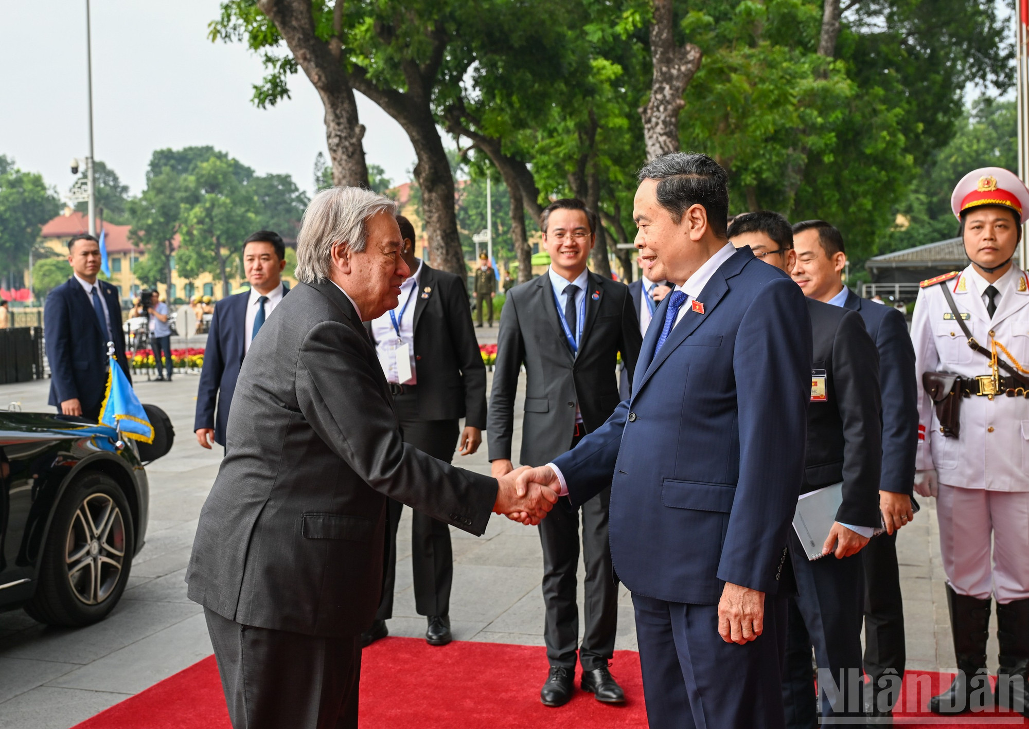 Chủ tịch Quốc hội Trần Thanh Mẫn đón Tổng Thư ký Liên hợp quốc Antonio Guterres. (Ảnh: DUY LINH) ndo_br_bnd-2319.jpg