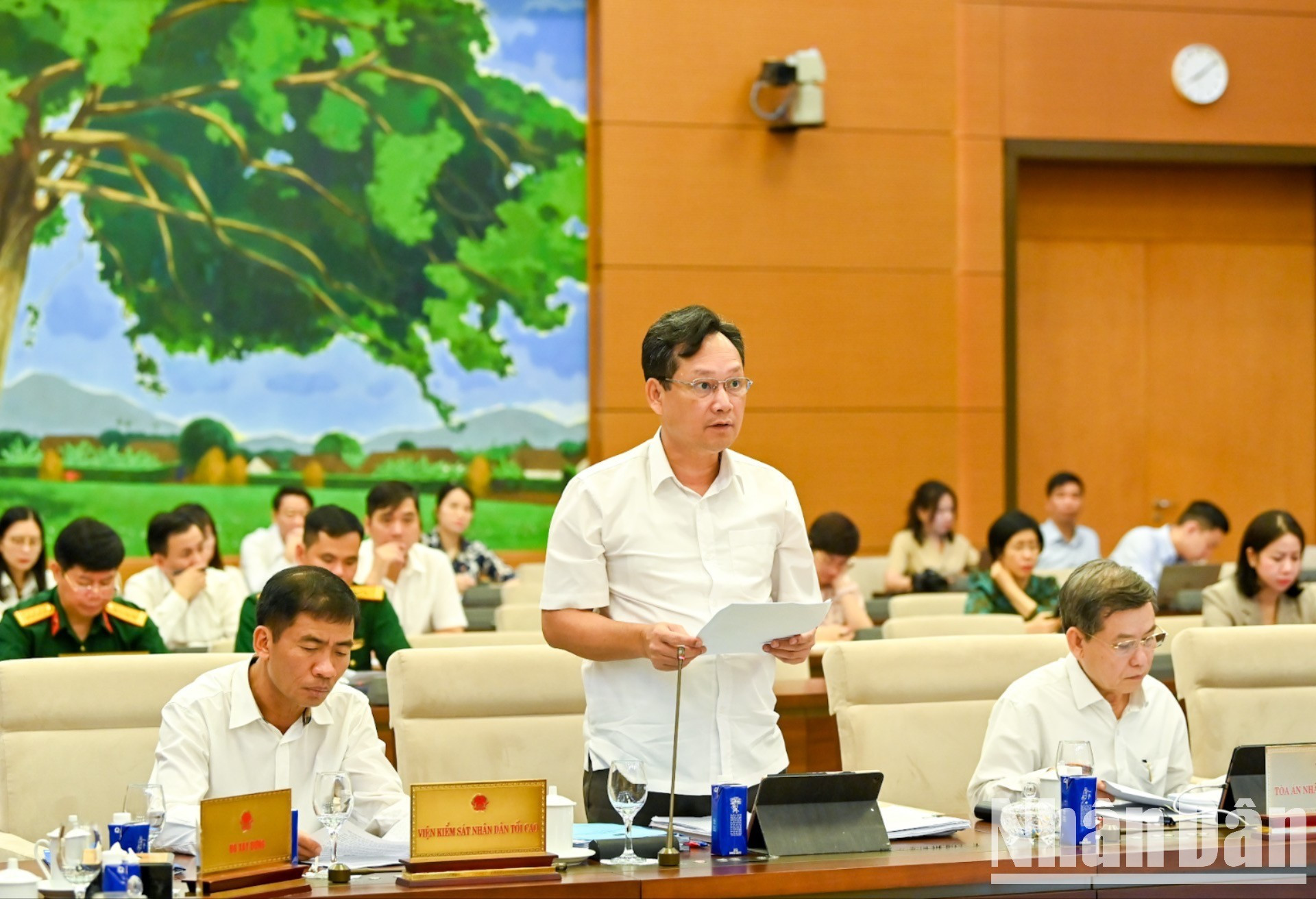 Phó Chánh án Tòa án nhân dân tối cao Nguyễn Văn Tiến trình bày báo cáo tóm tắt. 8-4244-9106.jpg