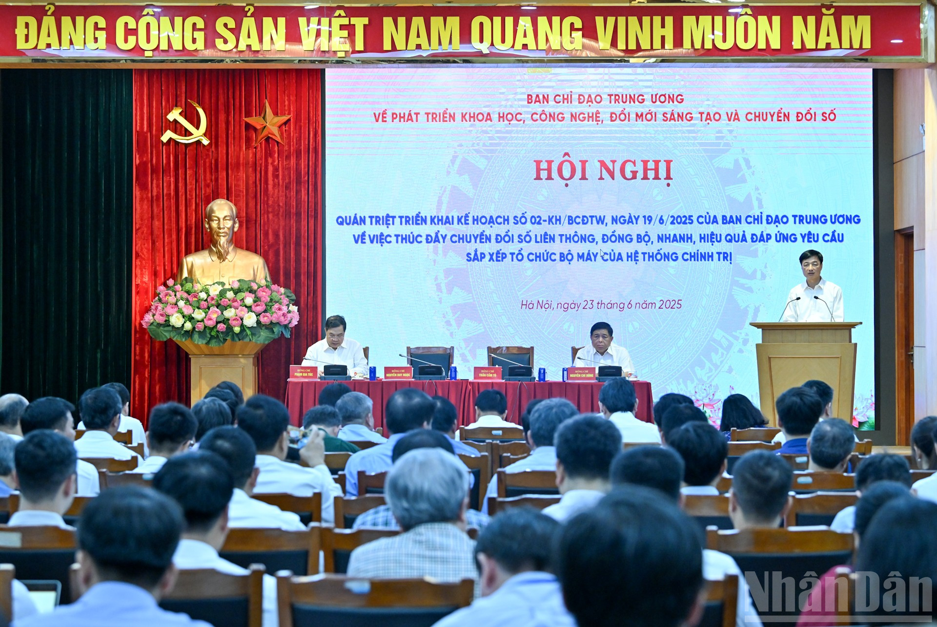 센트럴 브리지에서의 컨퍼런스 장면. ndo_br_1-0136.jpg