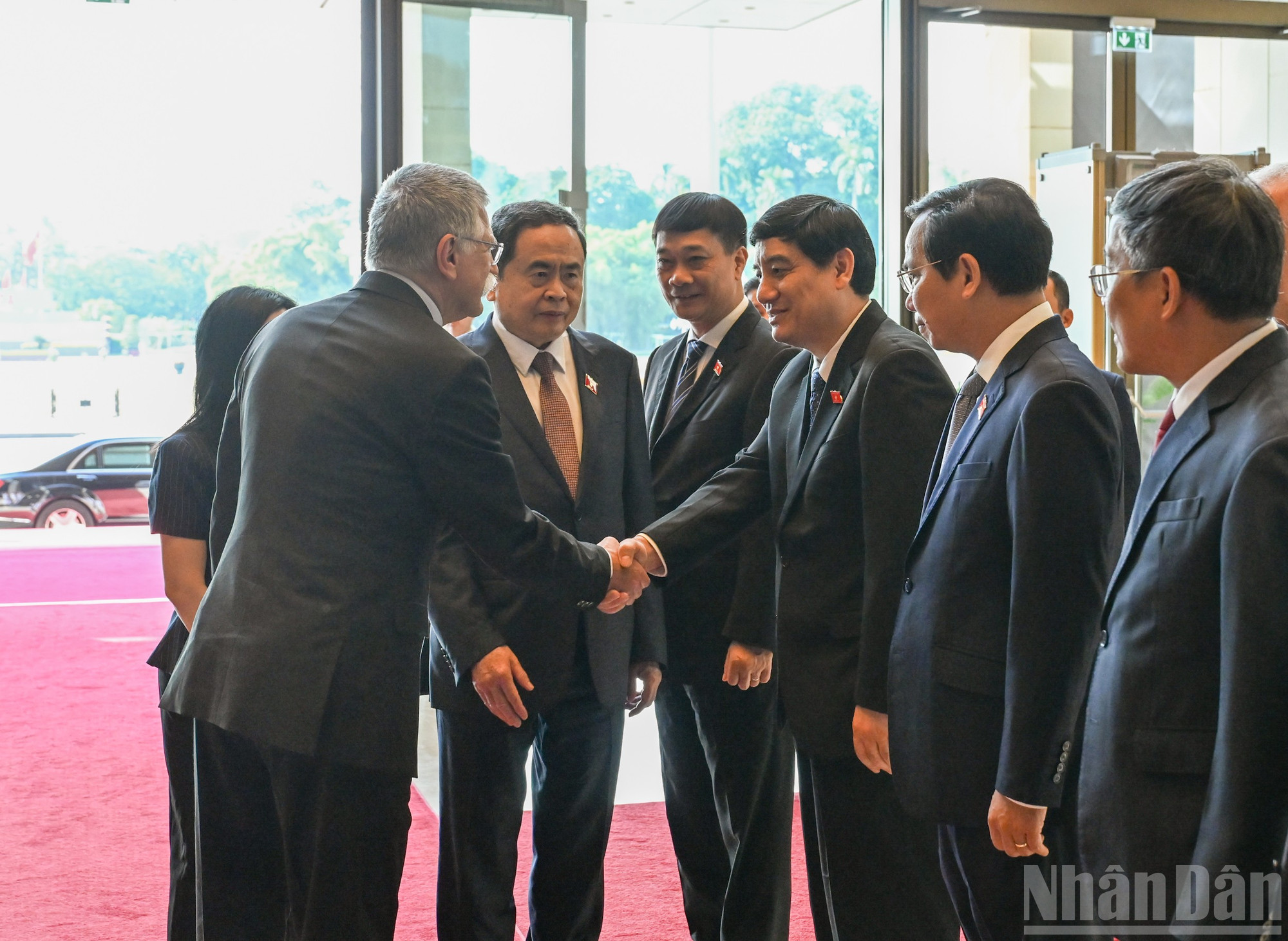 Nationalförsamlingens ordförande Tran Thanh Man presenterar delegaterna för Ungerns nationalförsamlings ordförande Kover Laszlo. ndo_br_bnd-1575.jpg