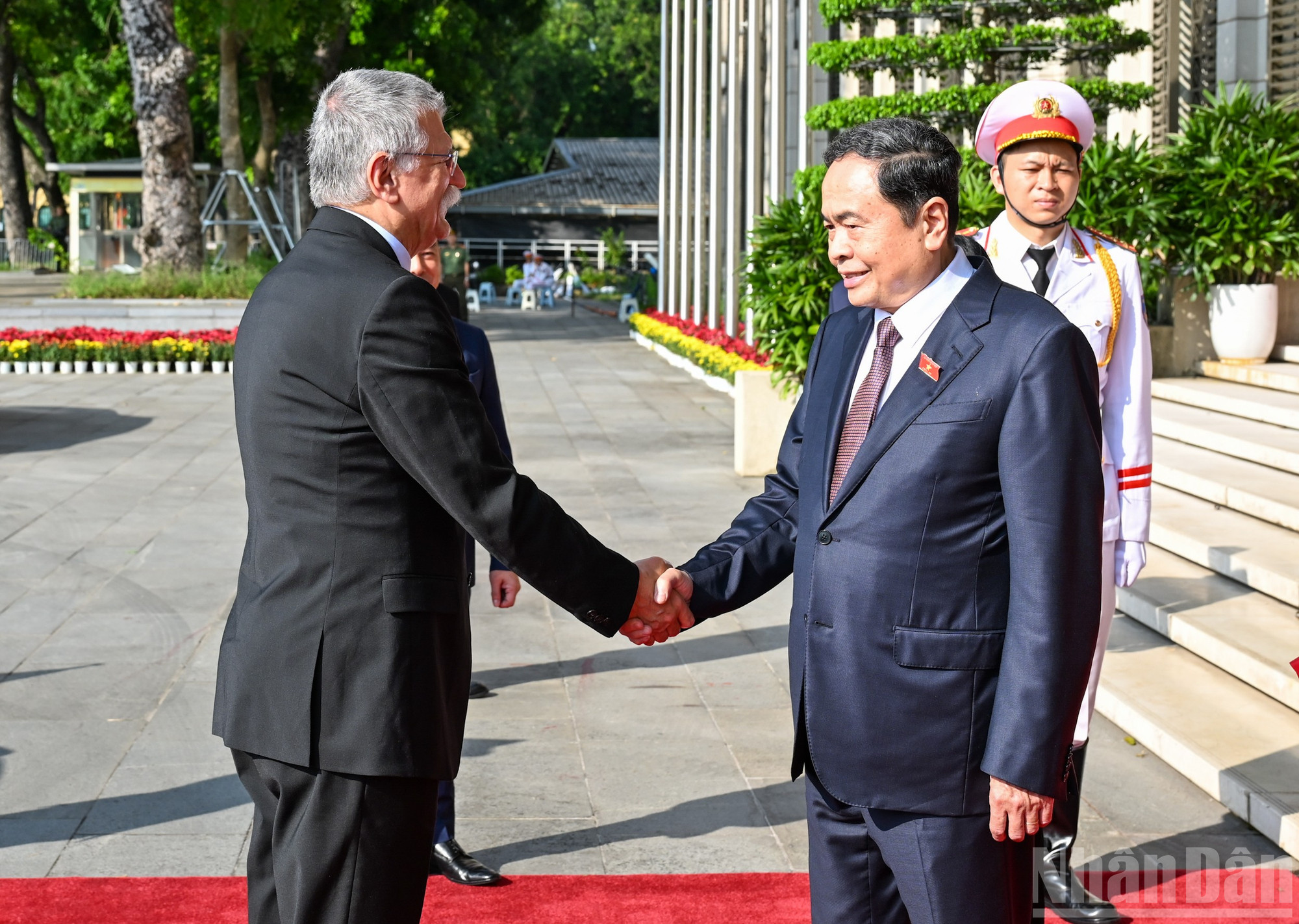 Nationalförsamlingens ordförande Tran Thanh Man välkomnade den ungerska nationalförsamlingens ordförande Kover Laszlo. ndo_br_bnd-1556.jpg