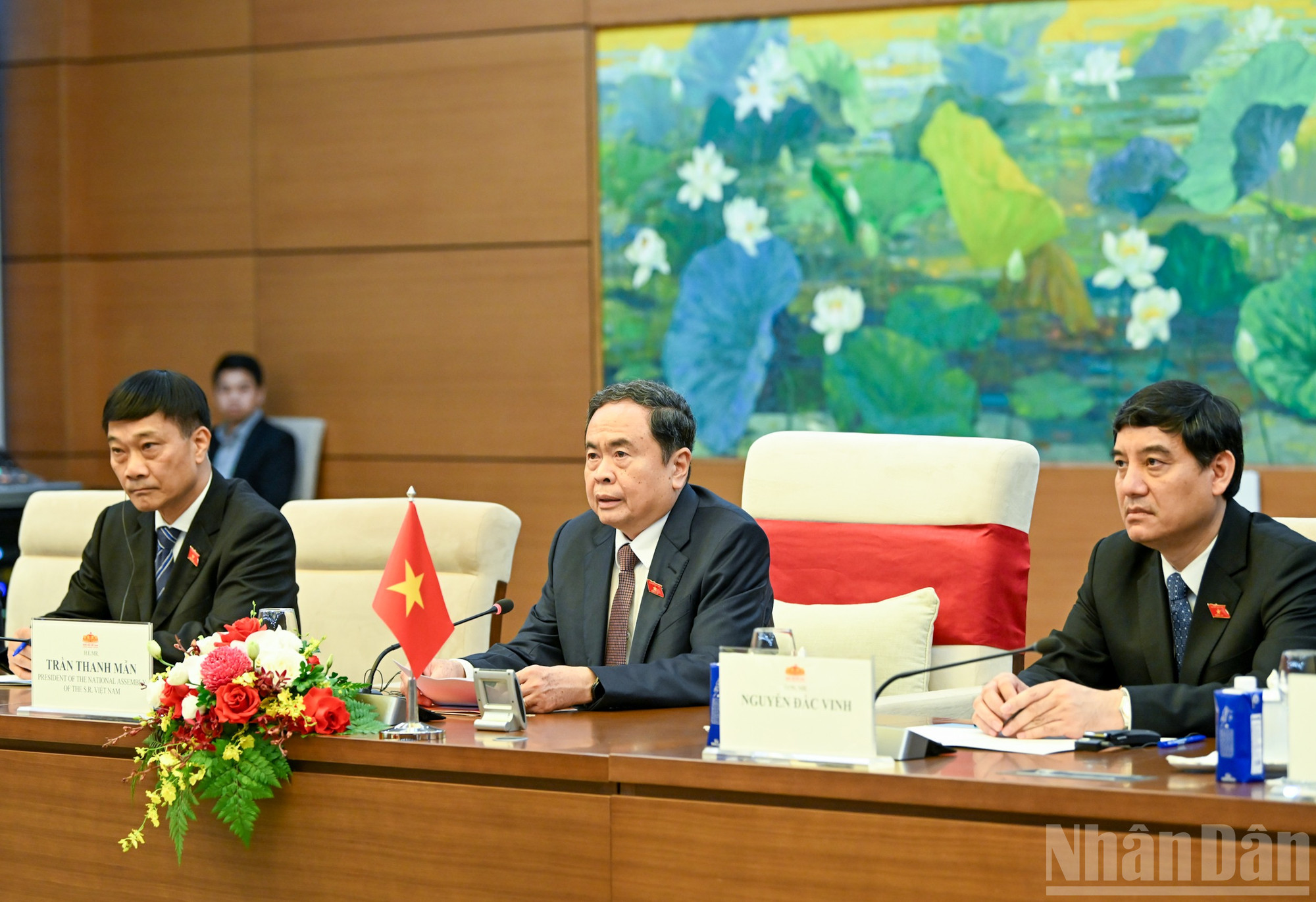 Nationalförsamlingens ordförande Tran Thanh Man och vietnamesiska nationalförsamlingsledamöter vid mötet. ndo_br_bnd-1647.jpg