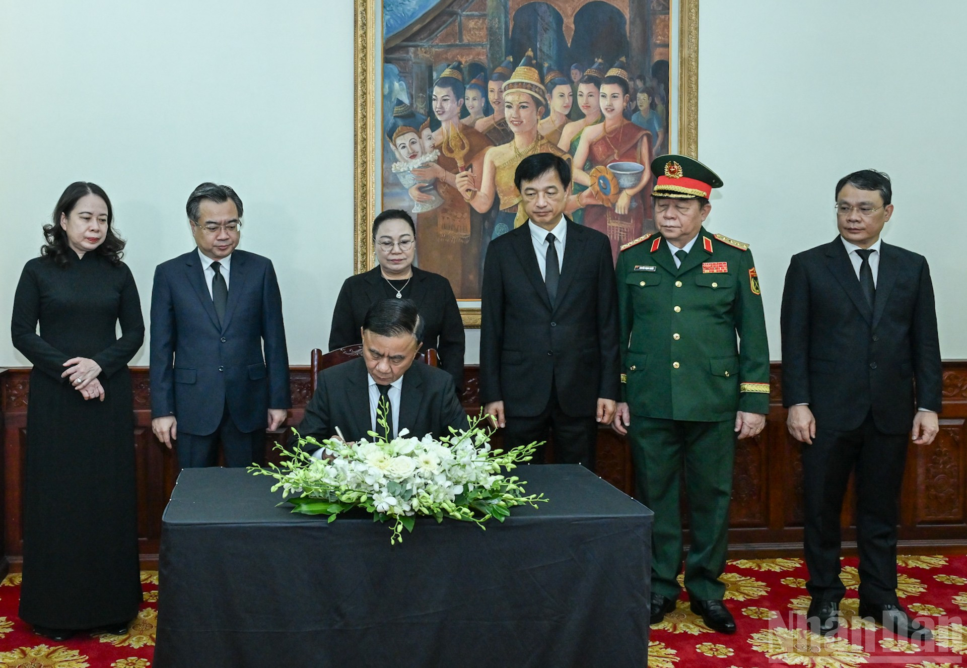 Thường trực Ban B&iacute; thư Trần Cẩm T&uacute; ghi sổ tang Chủ tịch Quốc hội L&agrave;o Xaysomphone Phomvihane. (Ảnh: DUY LINH)