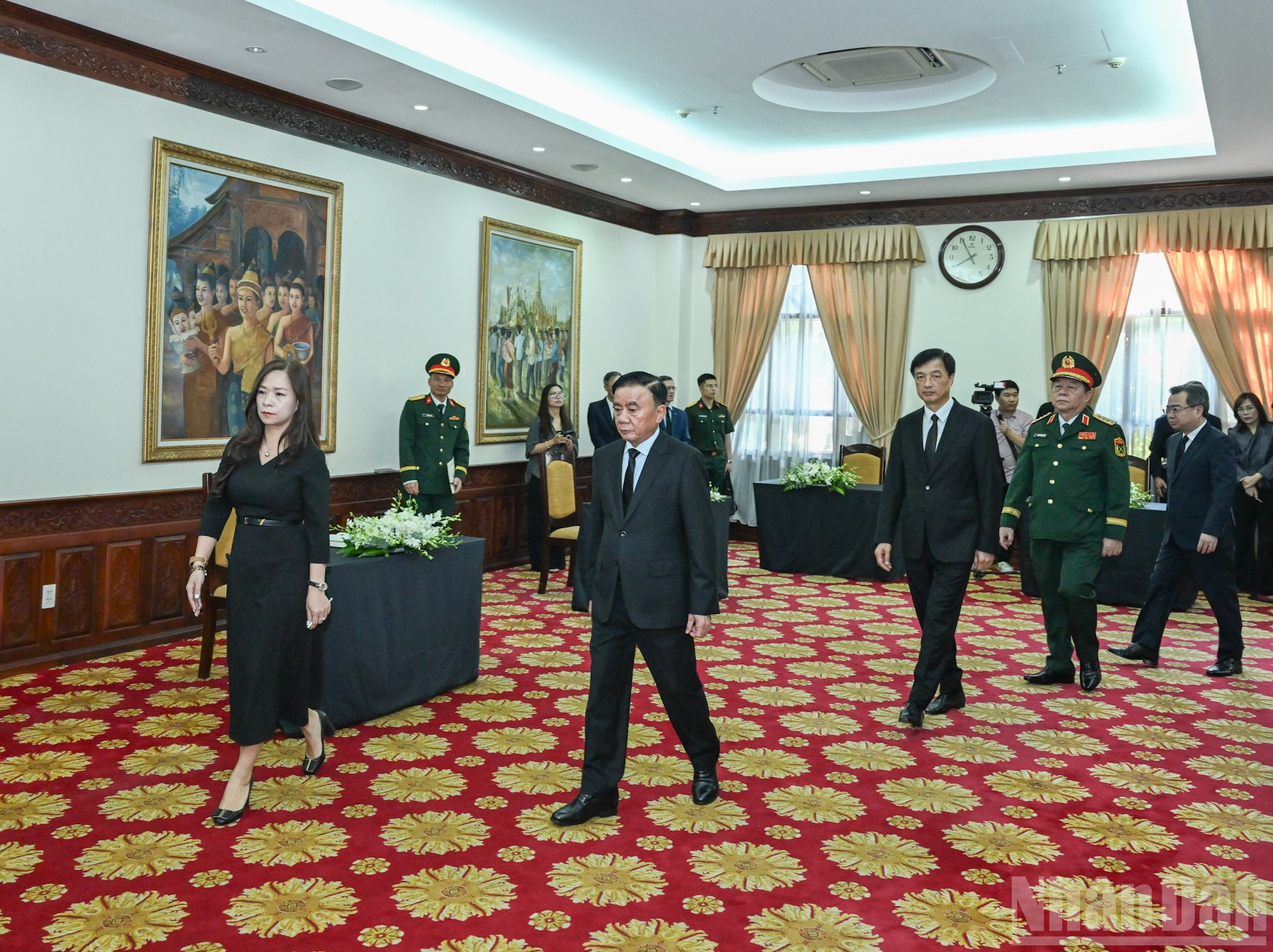Thường trực Ban B&iacute; thư Trần Cẩm T&uacute; dẫn đầu Đo&agrave;n đại biểu cấp cao Đảng, Nh&agrave; nước Việt Nam đến viếng Chủ tịch Quốc hội L&agrave;o Xaysomphone Phomvihane. (Ảnh: DUY LINH)