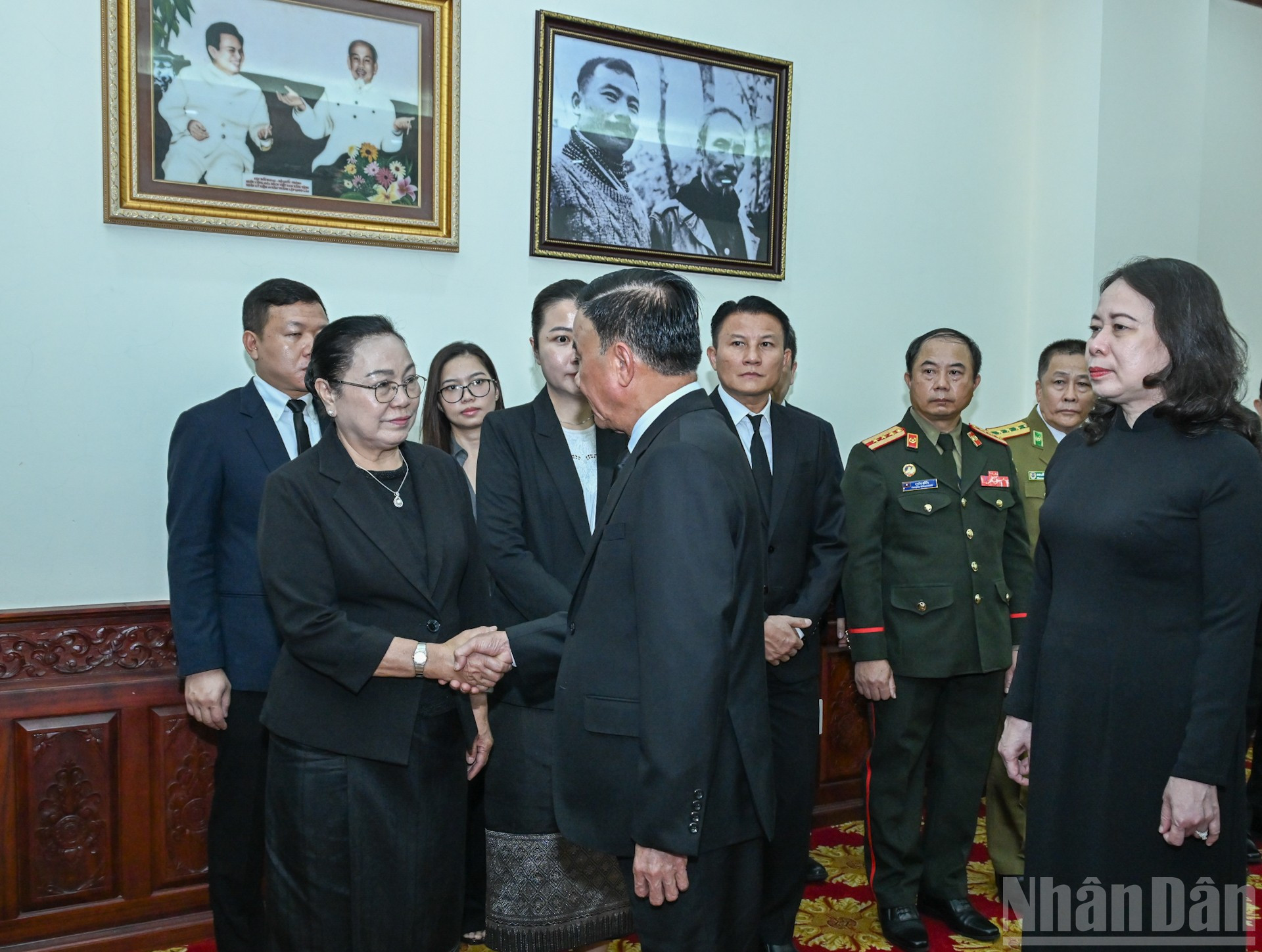Thường trực Ban B&iacute; thư Trần Cẩm T&uacute; chia buồn với c&aacute;n bộ Đại sứ qu&aacute;n L&agrave;o tại Việt Nam. (Ảnh: DUY LINH)