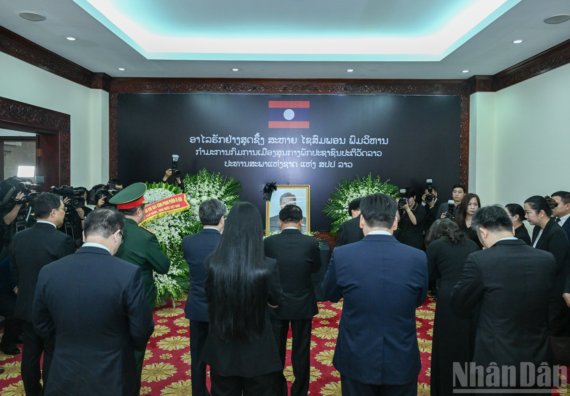 Thường trực Ban B&iacute; thư Trần Cẩm T&uacute; v&agrave; Đo&agrave;n đại biểu cấp cao Đảng, Nh&agrave; nước Việt Nam viếng Chủ tịch Quốc hội L&agrave;o Xaysomphone Phomvihane. (Ảnh: DUY LINH)