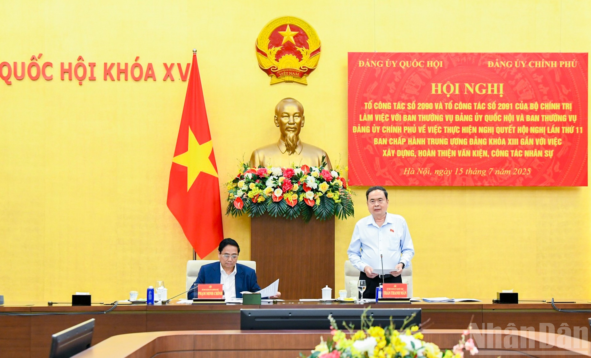 Bí thư Đảng ủy Chính phủ, Thủ tướng Chính phủ Phạm Minh Chính và Bí thư Đảng ủy Quốc hội, Chủ tịch Quốc hội Trần Thanh Mẫn đồng chủ trì hội nghị. 