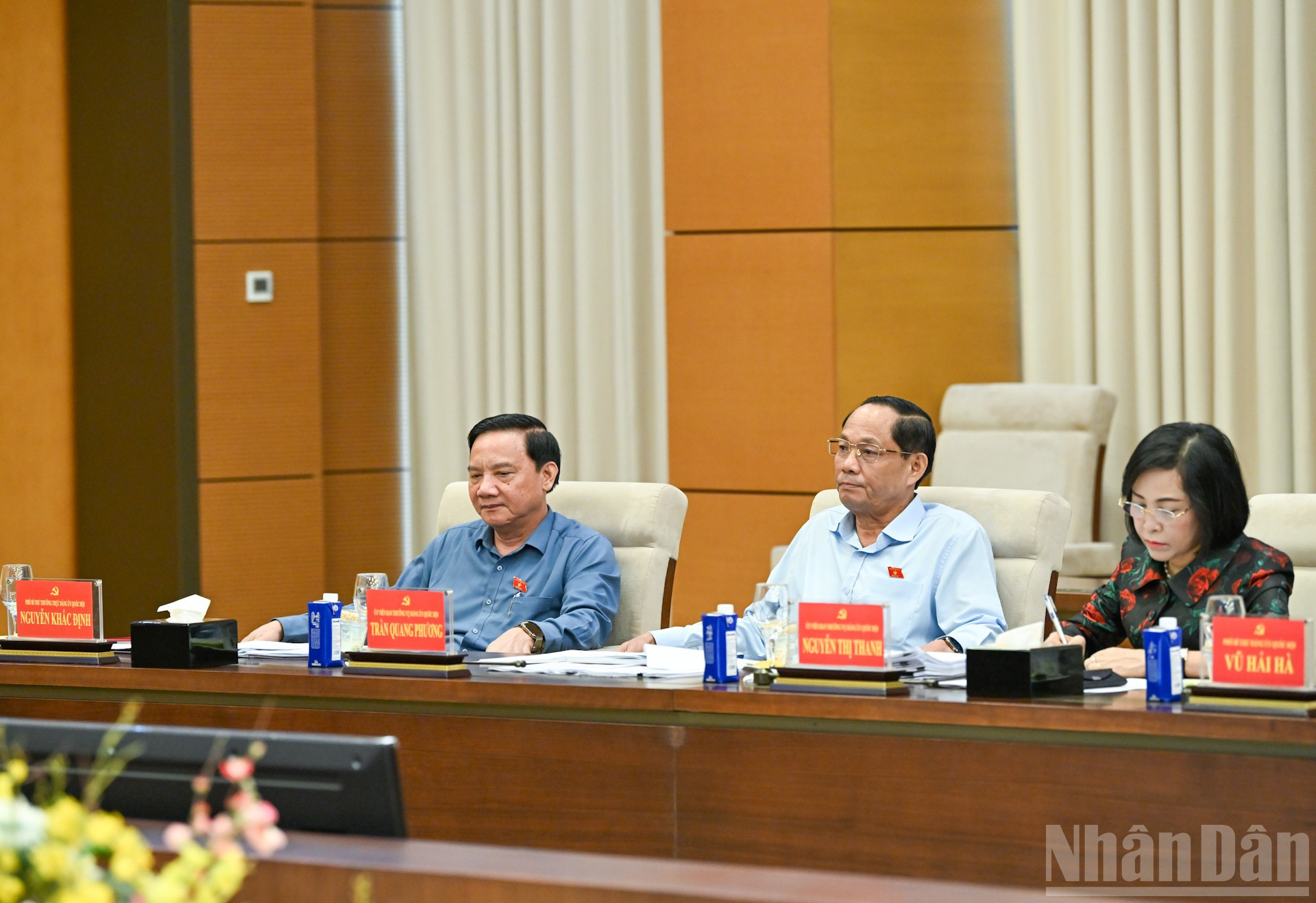 Phó Bí thư Đảng ủy Quốc hội, Phó Chủ tịch Quốc hội Nguyễn Khắc Định; Ủy viên Ban Thường vụ, Phó Chủ tịch Quốc hội: Trần Quang Phương và Nguyễn Thị Thanh dự hội nghị. ndo_br_2-2283.jpg