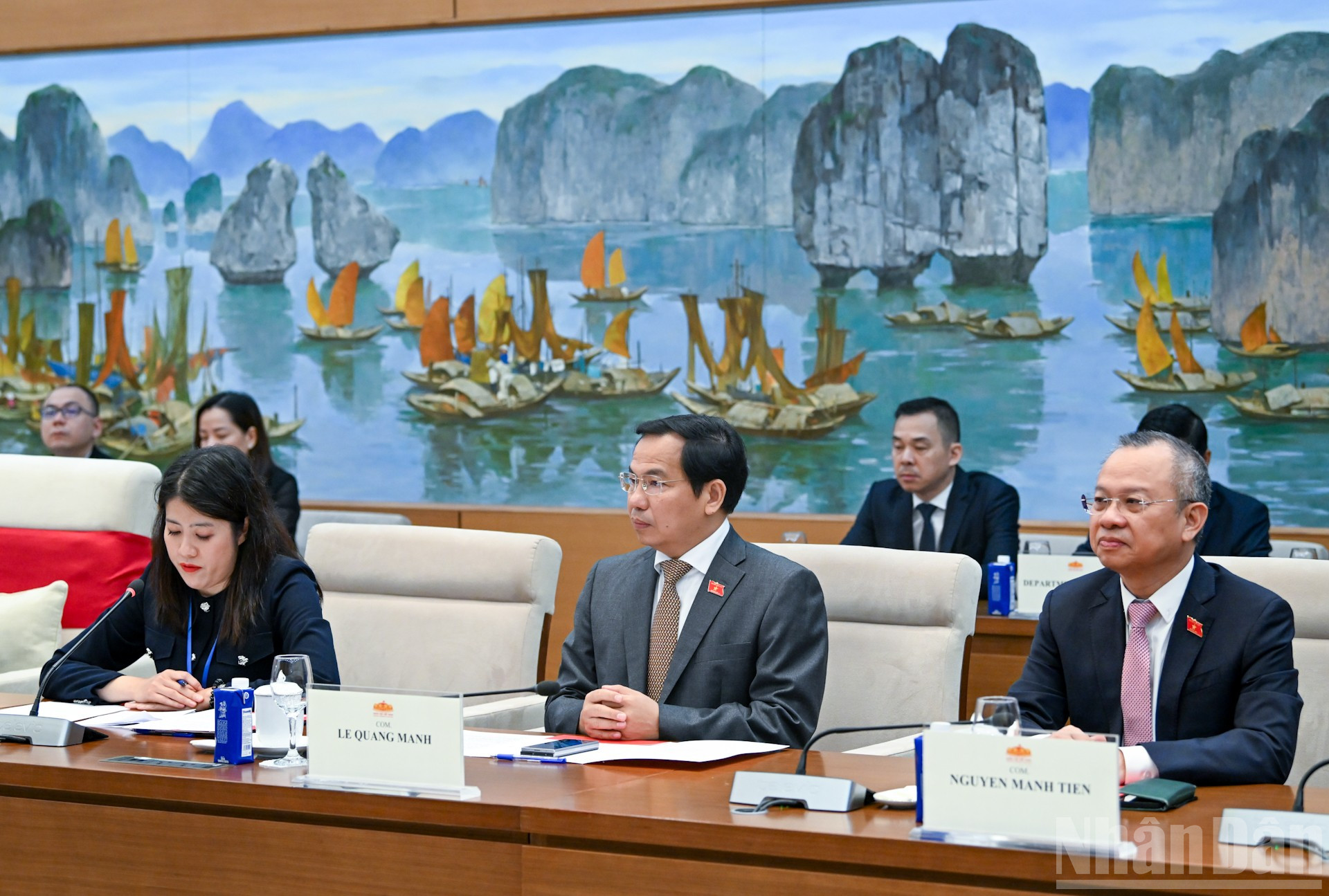 Delegater fra den vietnamesiske nasjonalforsamlingen deltar på mottakelsen. (Foto: DUY LINH) ndo_br_bnd-8491.jpg