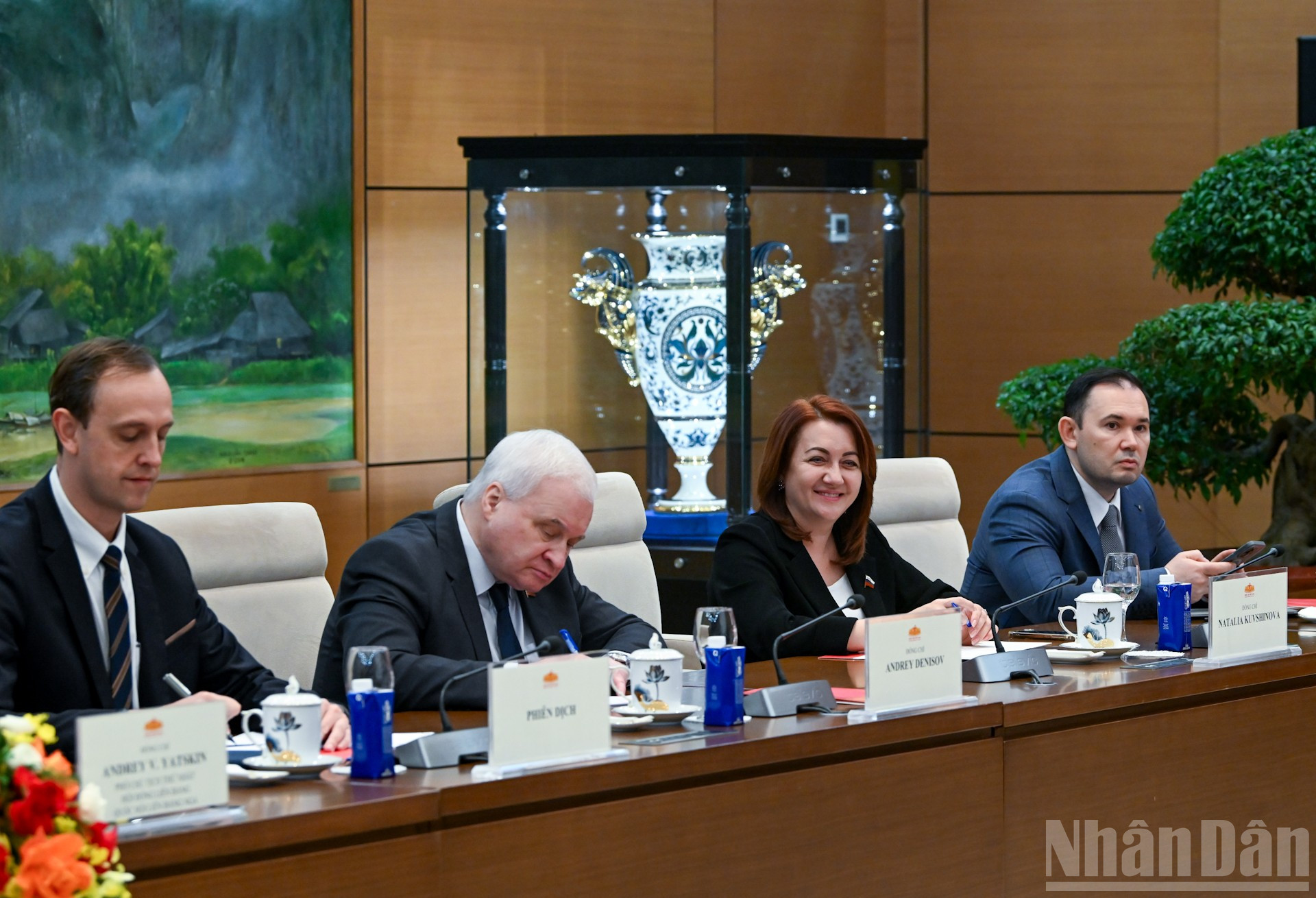 Delegater fra Føderasjonsrådet i Den russiske føderasjons føderale forsamling deltar på mottakelsen. (Foto: DUY LINH) ndo_br_bnd-8512.jpg
