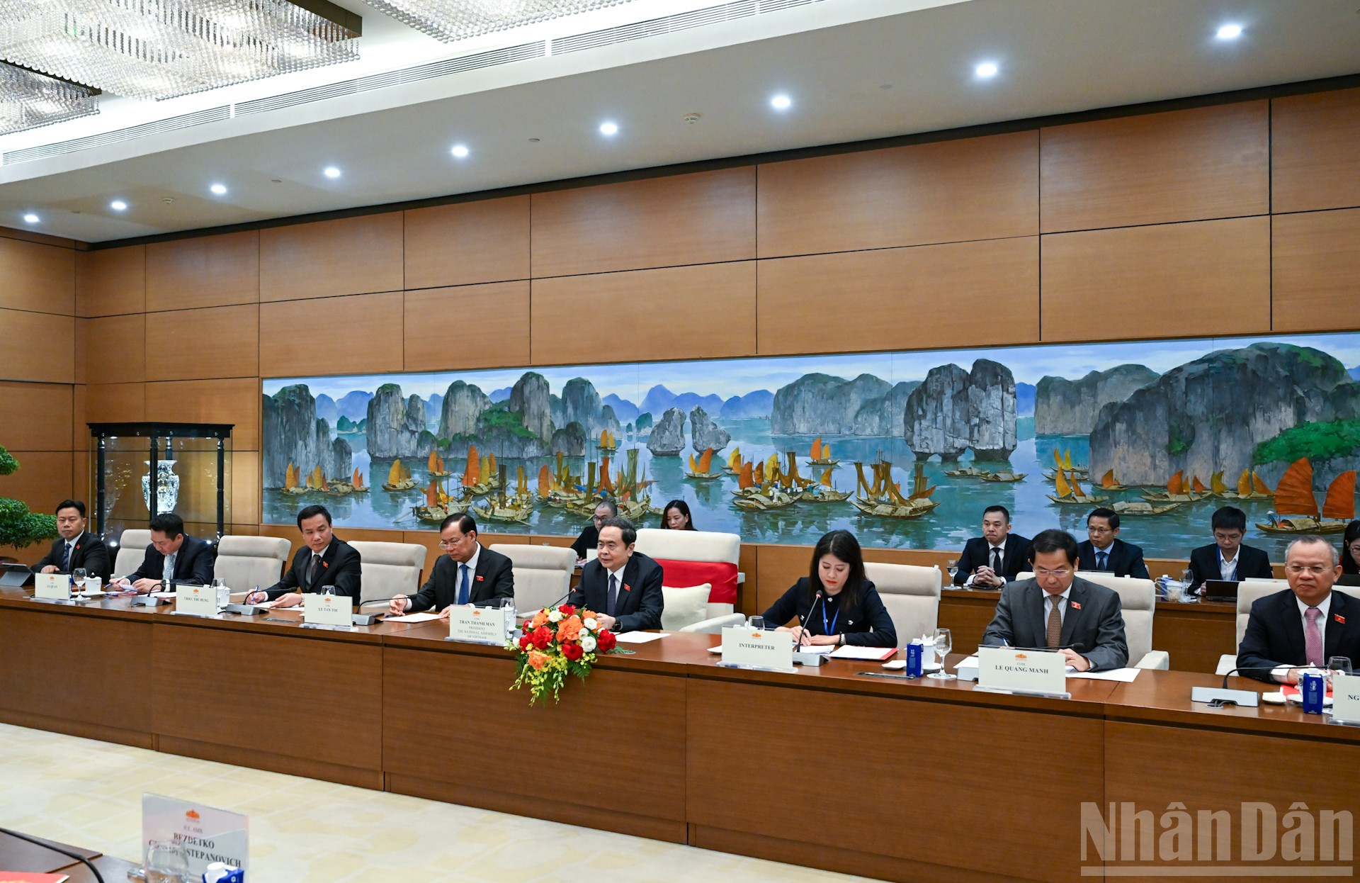 Leder for nasjonalforsamlingen Tran Thanh Man og vietnamesiske representanter for nasjonalforsamlingen i mottakelsen. (Foto: DUY LINH) ndo_br_bnd-8504.jpg