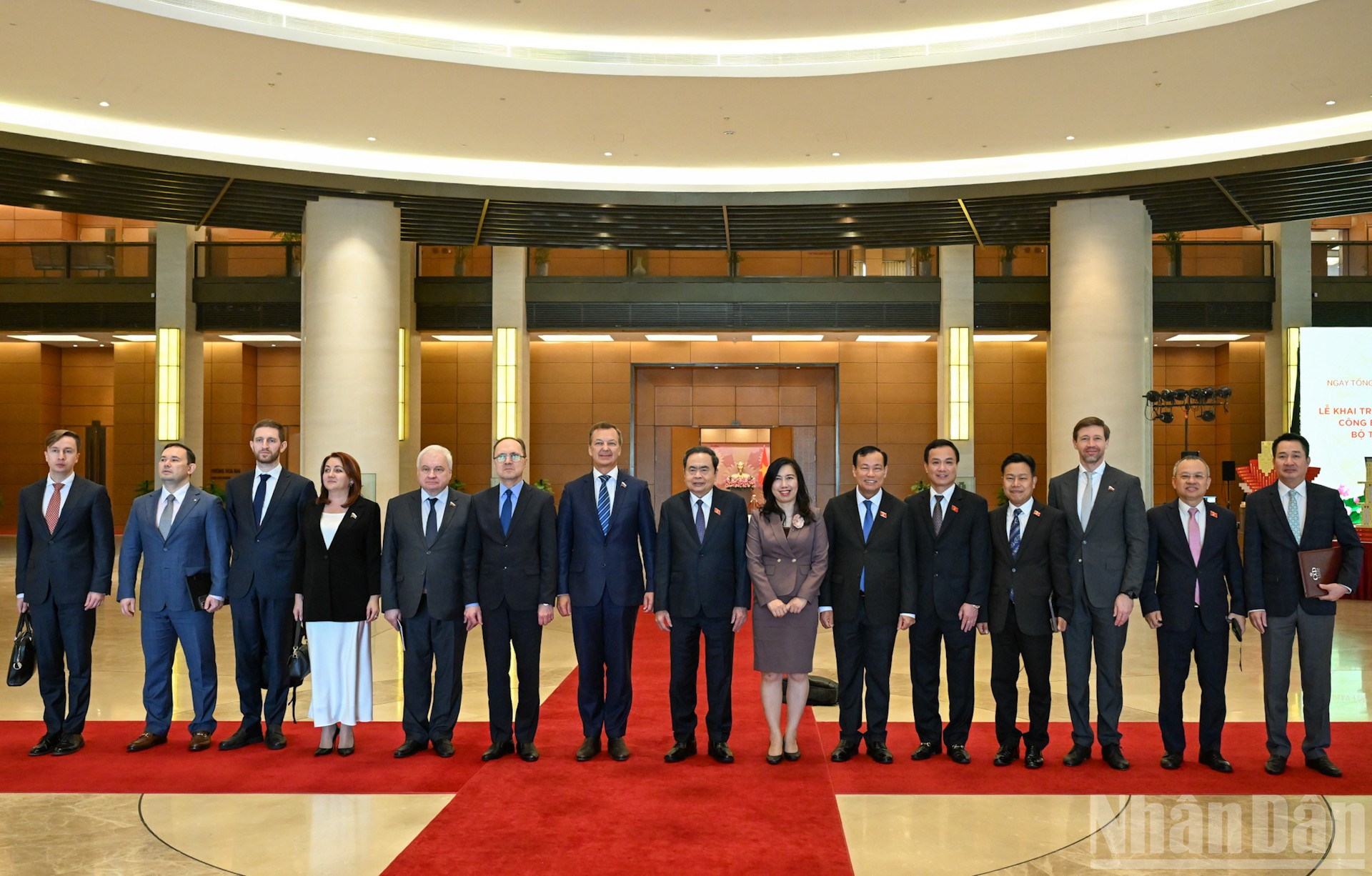 Formannen for nasjonalforsamlingen Tran Thanh Man og første viseformann i føderasjonsrådet i Den russiske føderasjons føderale forsamling, Andrey Vladimirovich Yatskin, med delegater fra de to landene i mottakelsen. (Foto: DUY LINH) ndo_br_bnd-8536.jpg