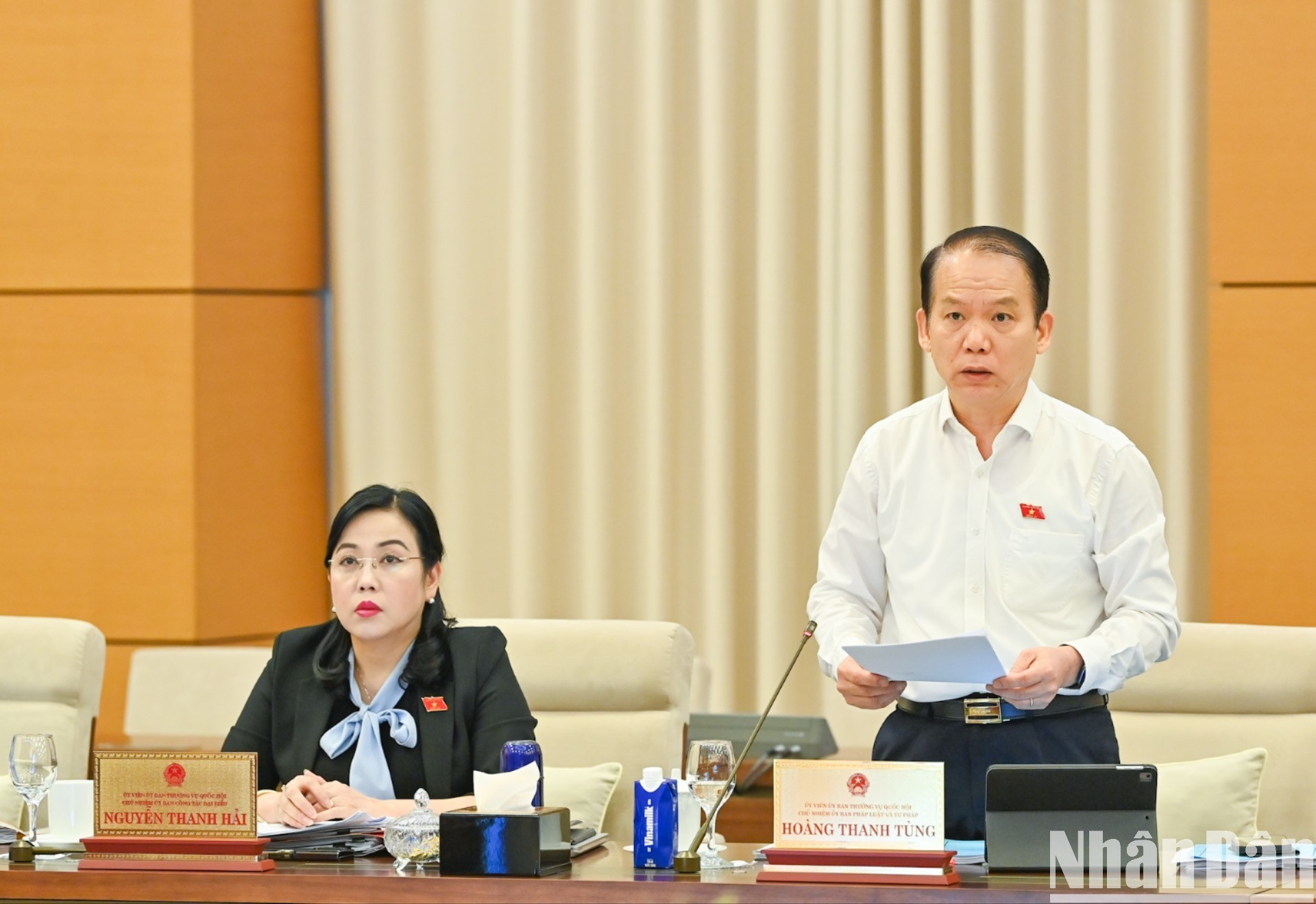 Chủ nhiệm Ủy ban Pháp luật và Tư pháp Hoàng Thanh Tùng trình bày báo cáo tóm tắt. bnd-4252-7635.jpg