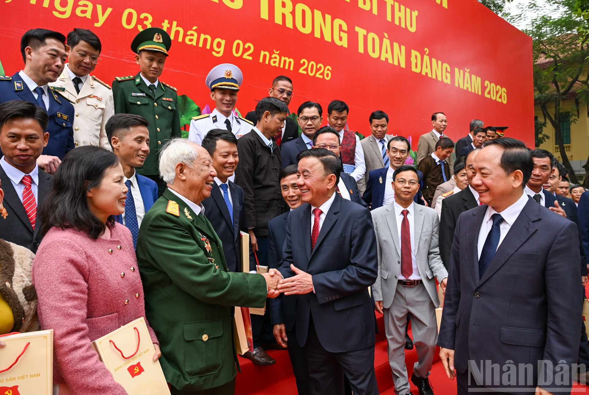 Đồng chí Trần Cẩm Tú, Ủy viên Bộ Chính trị, Thường trực Ban Bí thư và các đại biểu với các Bí thư Chi bộ xuất sắc toàn quốc. (Ảnh: DUY LINH)