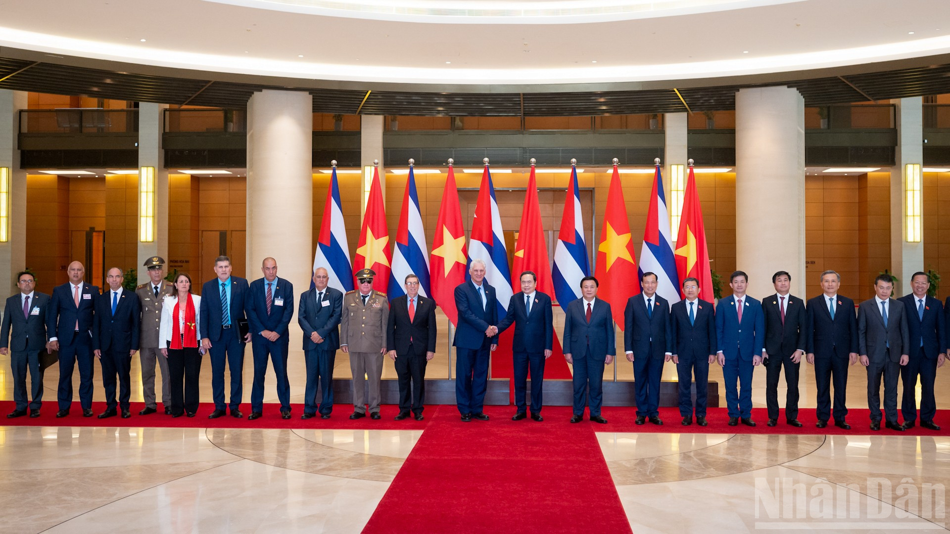 Nationalförsamlingens ordförande Tran Thanh Man och Kubas förste sekreterare och president Miguel Diaz-Canel Bermudez med delegater från de två länderna. ndo_br_z61-0444.jpg