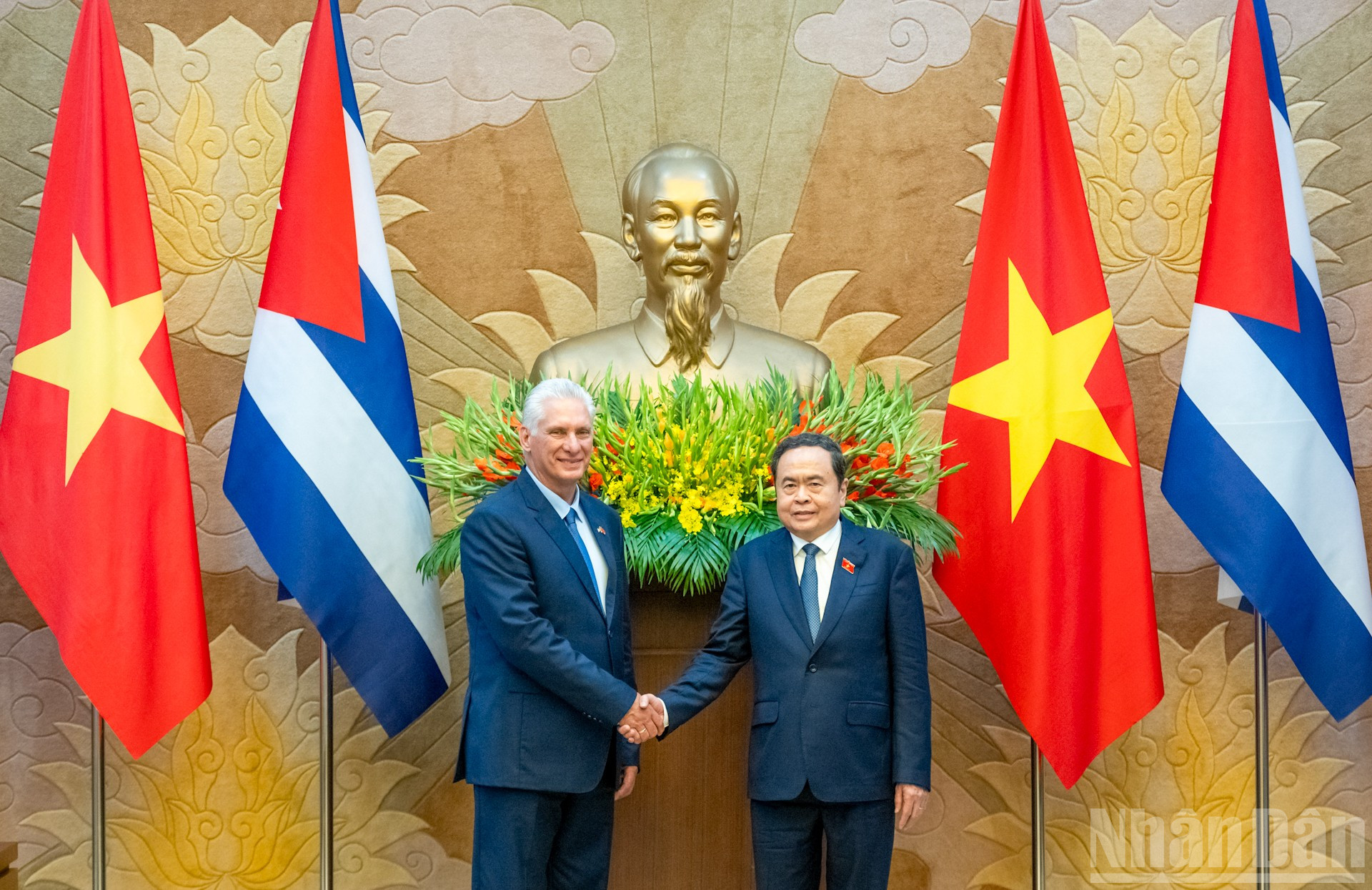 Nationalförsamlingens ordförande Tran Thanh Man träffade Kubas förste sekreterare och president Miguel Diaz-Canel Bermudez. ndo_br_z72-5651.jpg
