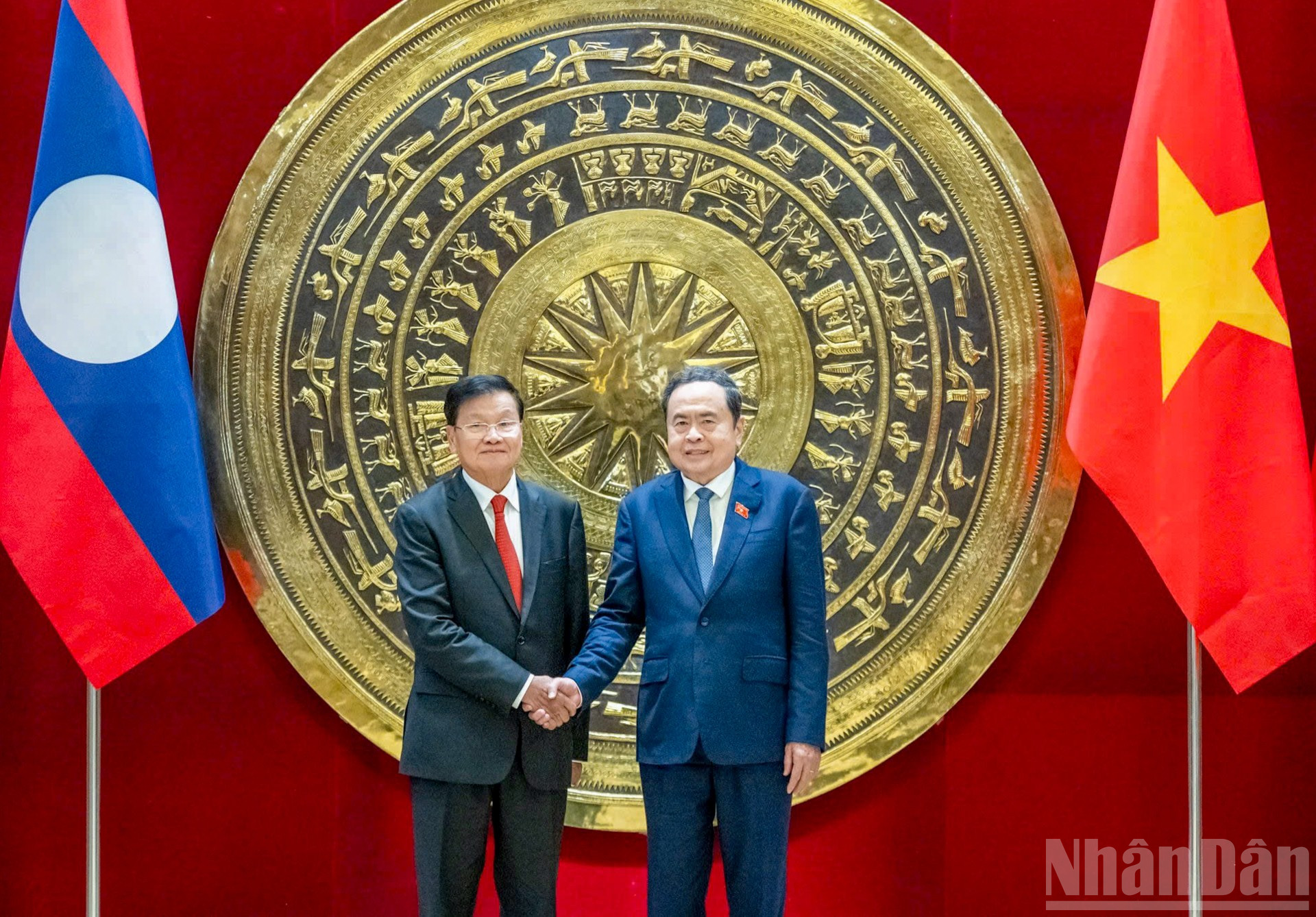 トラン・タン・マン国会議長とラオスのトンルン・シースリット書記長兼大統領。 ndo_br_img-0654.jpg