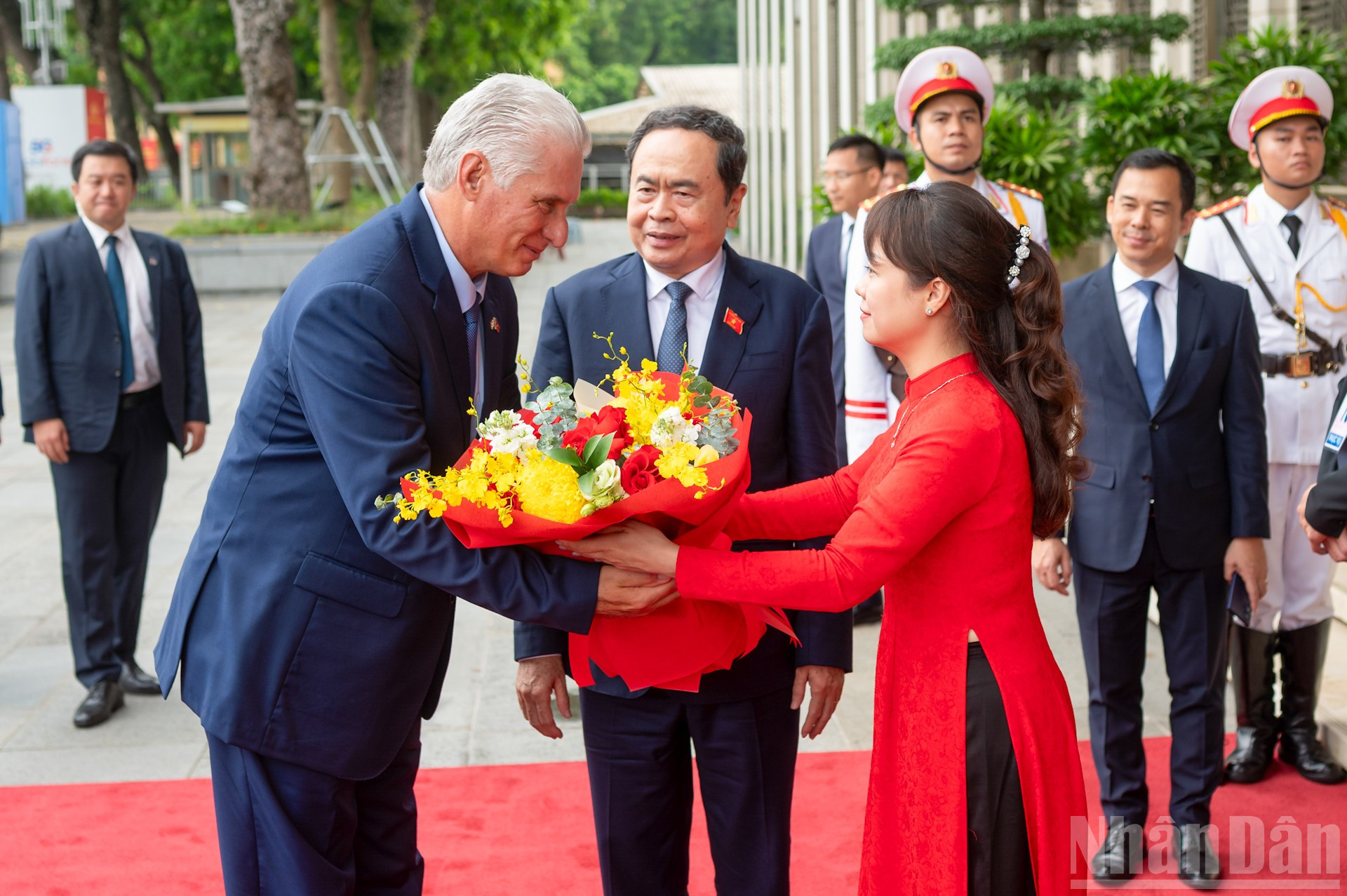 Personal vid nationalförsamlingens kansli överlämnade blommor för att välkomna Kubas förste sekreterare och president Miguel Diaz-Canel Bermudez. ndo_br_z61-0390.jpg