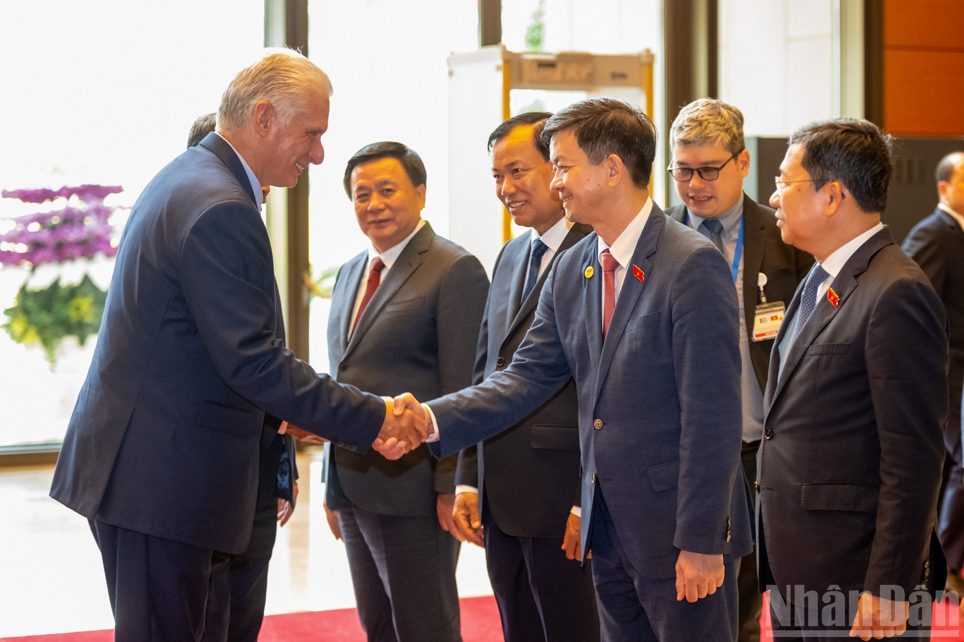 Kubas förste sekreterare och president Miguel Diaz-Canel Bermudez med delegater från den vietnamesiska nationalförsamlingen. ndo_br_z72-5604.jpg
