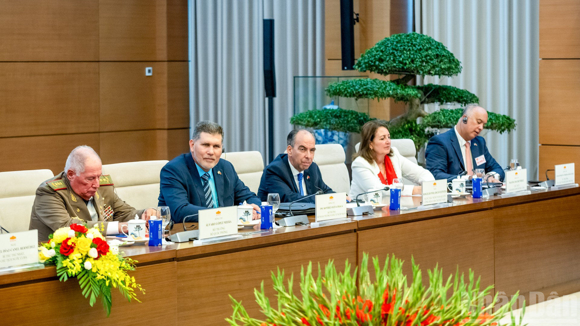 Delegater följde med Kubas förste sekreterare och president till mötet. ndo_br_z72-5795.jpg