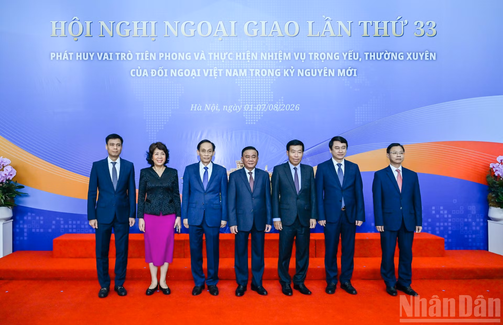 Thường trực Ban Bí thư Trần Cẩm Tú với các đồng chí lãnh đạo Bộ Ngoại giao. (Ảnh: DUY LINH)