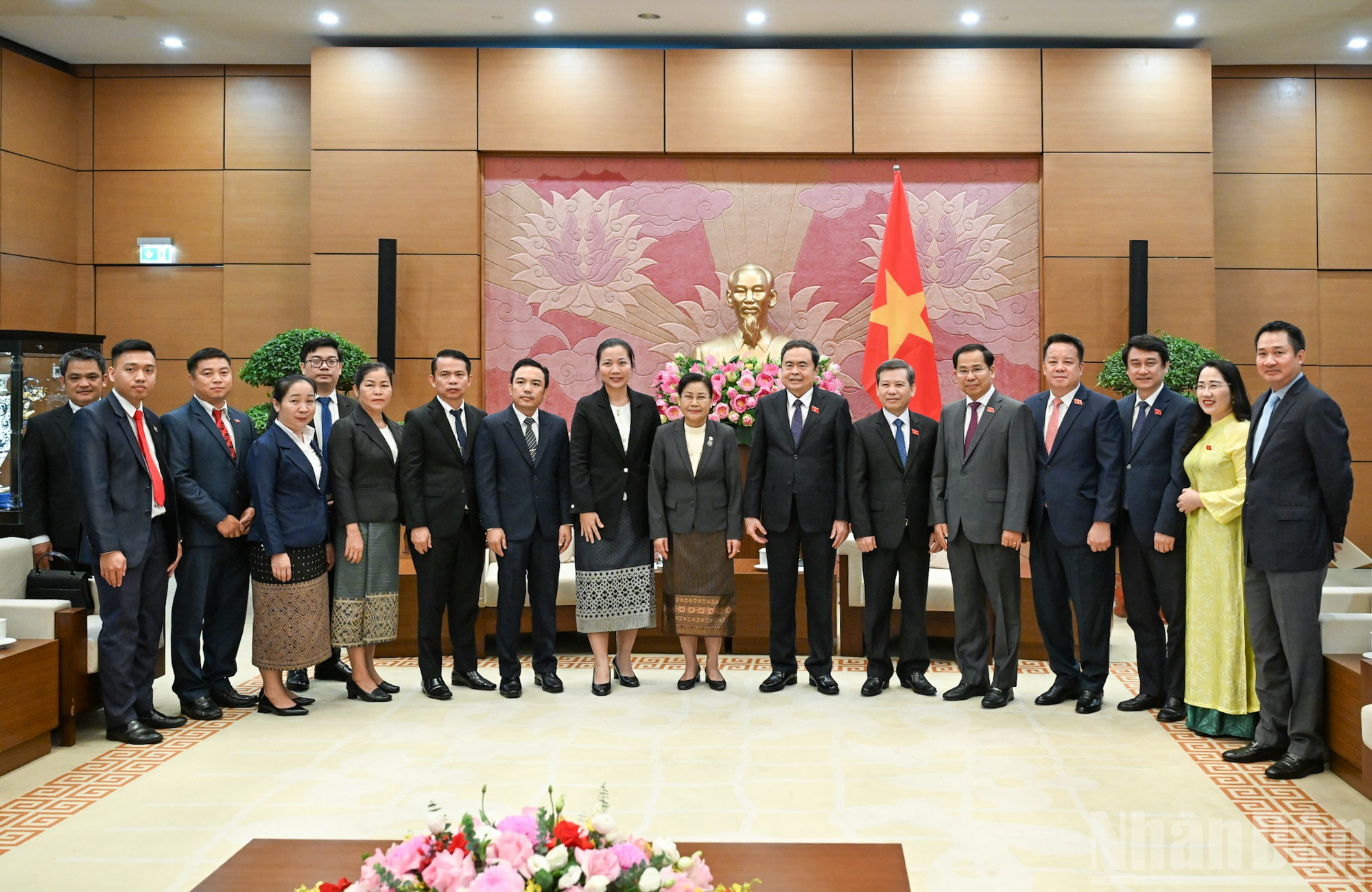 Chủ tịch Quốc hội Trần Thanh Mẫn và Chánh án Tòa án nhân dân tối cao Lào Vienthong Siphandone cùng đại biểu hai nước tại buổi tiếp. (Ảnh: DUY LINH) ndo_br_bnd-3786.jpg